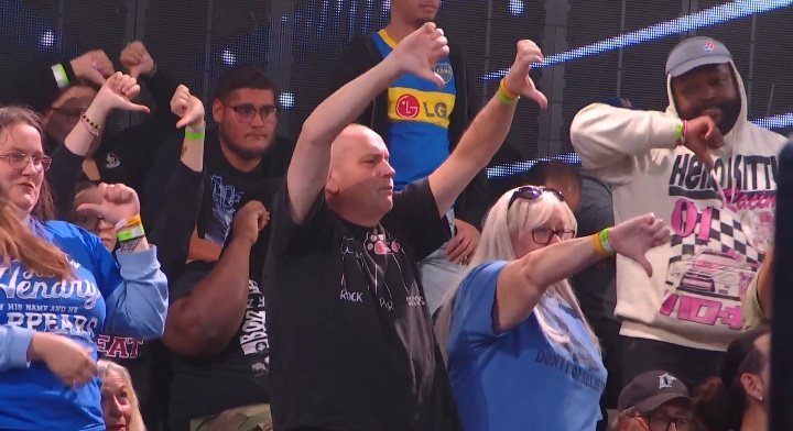 Pero que hacía ese hombre del fondo en #WWENXT Con una remera de Boca Juniors??? JAJSJSJSJSJSJS