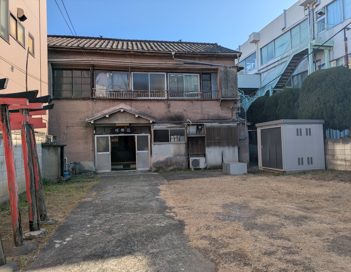 kadoya1's tweet photo. 三ノ輪の極楽旅館まだ営業していた。1泊1200円～。東京じゃなければ俺が人柱になるけど近所だから泊まる気にならない。誰か人柱になって極楽に行ってください。 https://t.co/XFrDUWwlam