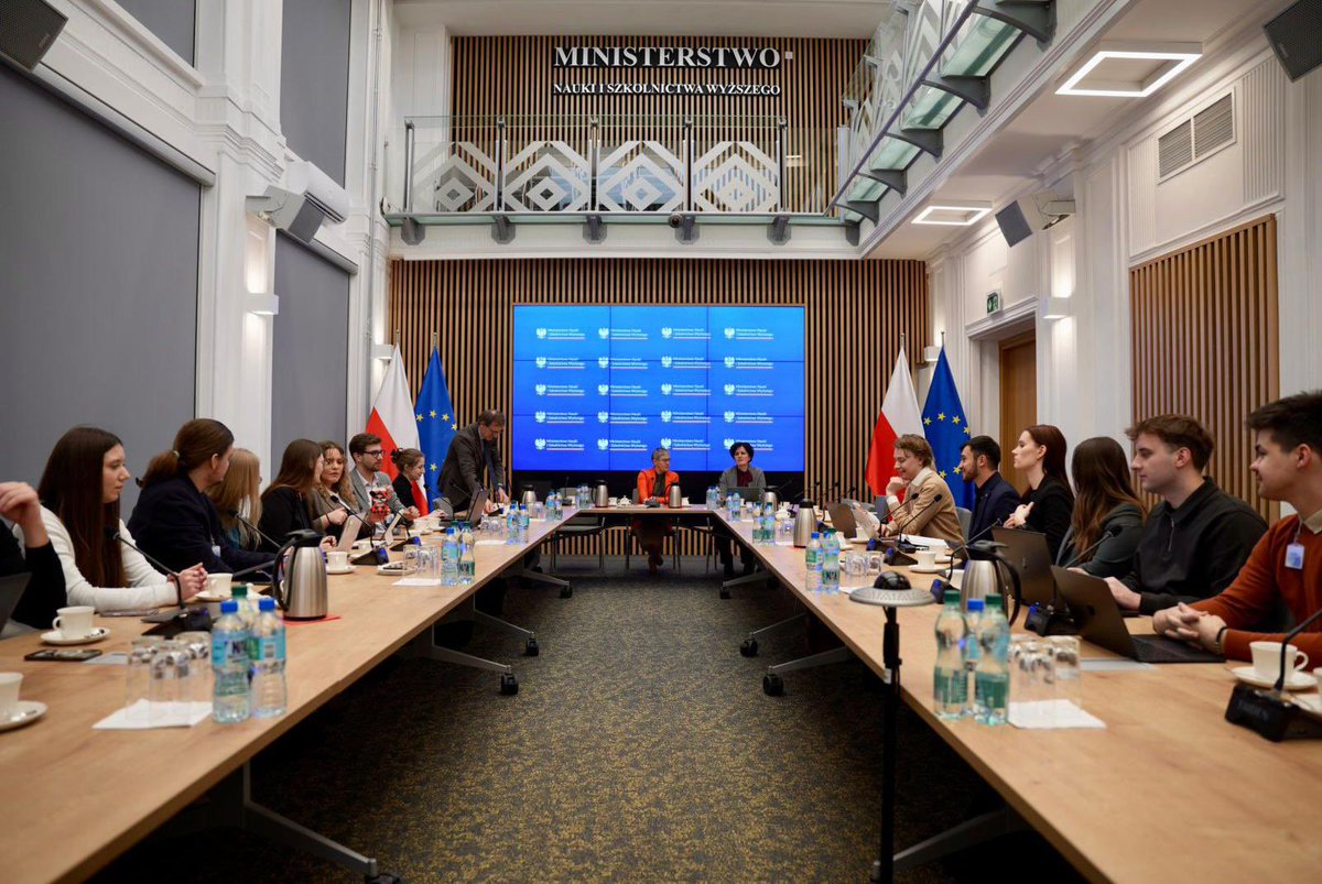 MNiSW_GOV__PL's tweet photo. W #MNiSW trwają konsultacje projektu Strategii Szkolnictwa Wyższego z @psrporgpl.
📍 Studenci to najliczniejsza grupa we wspólnocie akademickiej. W spotkaniu udział bierze https://t.co/66GqSHFZ4y. wiceminister @M_Mrowczynska i dr hab. Agnieszka Dardzińska-Głębocka, prof. PB – przewodnicząca Zespołu ds. opracowania projektu strategii rozwoju szkolnictwa wyższego.
Projekt Strategii Rozwoju Szkolnictwa Wyższego na lata 2025–2035 zdefiniuje misję i kierunki rozwoju polskich uczelni w perspektywie nadchodzącej dekady.
Dokument skupi się na 3️⃣ priorytetowych kwestiach:
✅ Podnoszeniu jakości kształcenia i wzmocnieniu roli dydaktyki akademickiej
✅ Wspieraniu społecznej odpowiedzialności uczelni i ich otwartości na współpracę z otoczeniem
✅ Budowaniu zrównoważonego, nowoczesnego ekosystemu akademickiego opartego na innowacjach, cyfryzacji i umiędzynarodowieniu
Strategia zakłada także wzmacnianie potencjału naukowego uczelni oraz tworzenie warunków do rozwoju talentów w środowisku akademickim, z dbałością o jakość, równość szans i skuteczność działań instytucjonalnych.
Projekt strategii rozwoju powstaje w ścisłej współpracy z przedstawicielami wszystkich grup środowiska akademickiego. 🤝