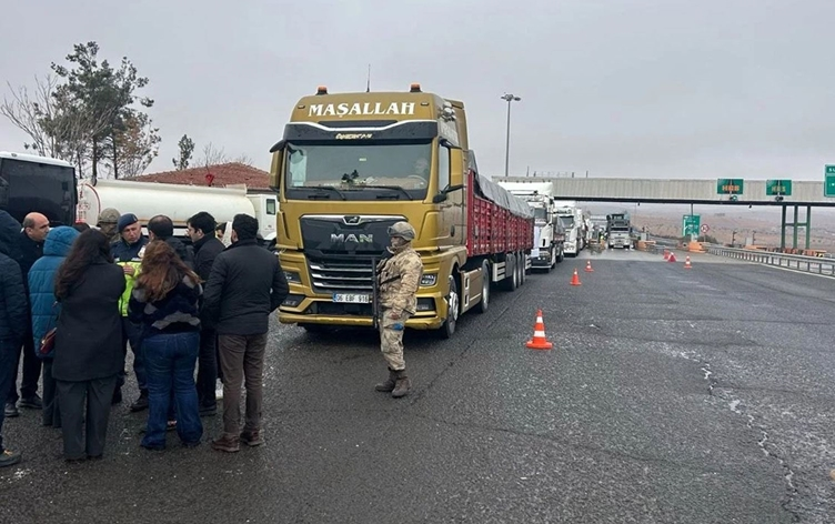 Dergo1's tweet photo. Türk devletinin Kürt 'kardeşiliği!'
Kobane için gönderilen gıda ve tıbbi yardım konvoyunu 5 gün sınırda bekledikten sonra, yardımı HTŞ'ye teslim edilmesini istedi. Bu kabul edilmeyince TIR'lar  Amed'e geri dönüyor! böyle 'kardeş' olunca düşmana gerek yok! https://t.co/nhwgMTdU17