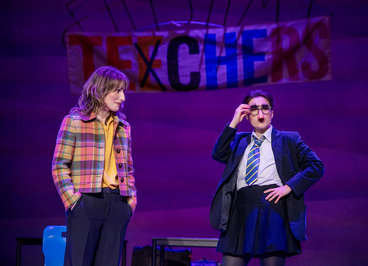 yeahlifestyle's tweet photo. #Teechers opened in style at @NewVicTheatre ✨ and brought sharp performances, big laughs &amp; plenty to talk about.

Our #review is now live on the #blog : 
👉https://t.co/Km5GZNnyda [Ad-gifted] 🎭 @jgodberco

#Staffordshire #Theatre #LivePerformance #play #blogger #schooldays #pr https://t.co/S04P5Se82X