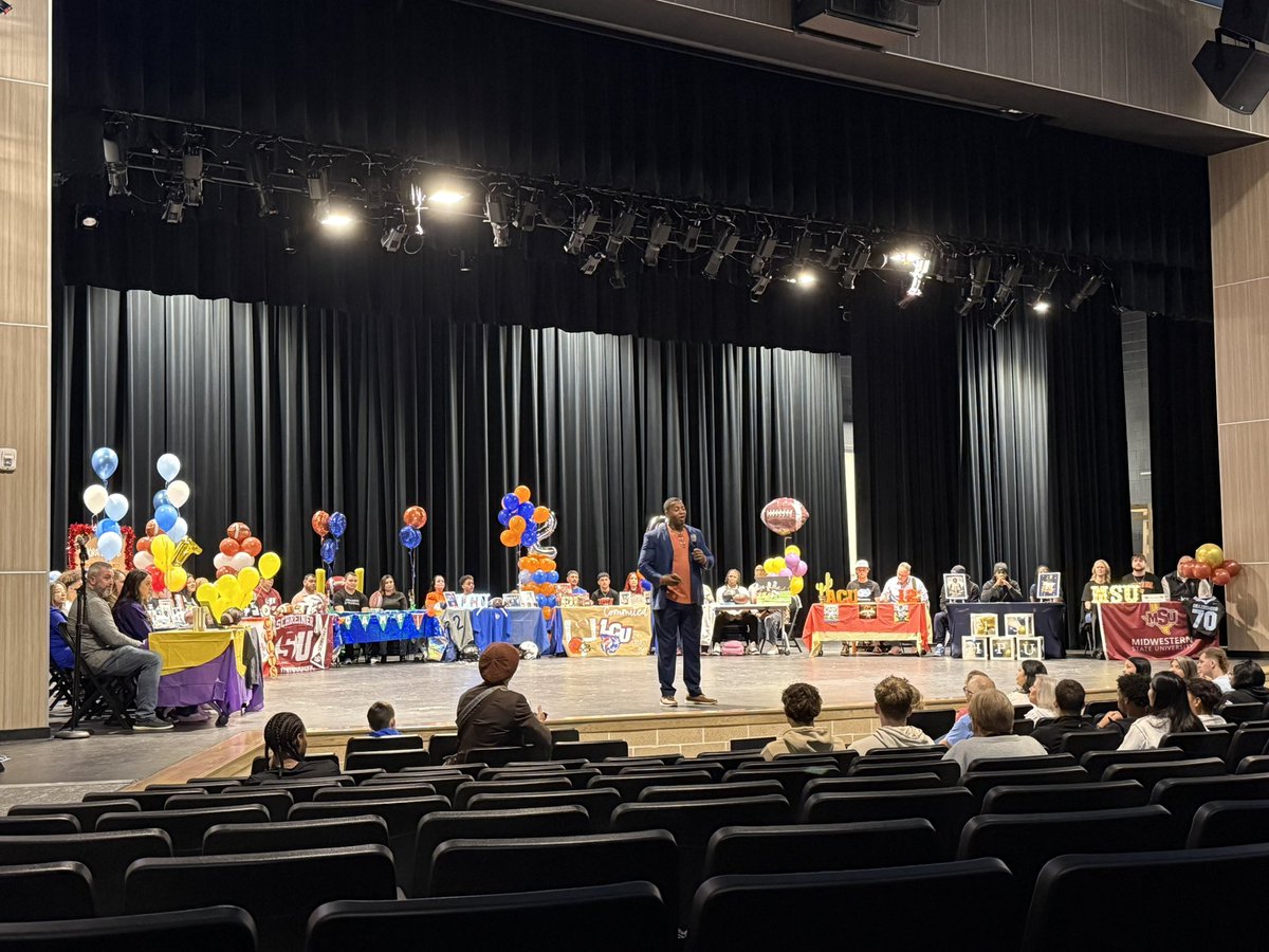 densilva02's tweet photo. Happy #NationalSigningDay!
Brazoswood gets us started off in Southern Brazoria County this morning with 12 signees! https://t.co/nG0DEvyNAy