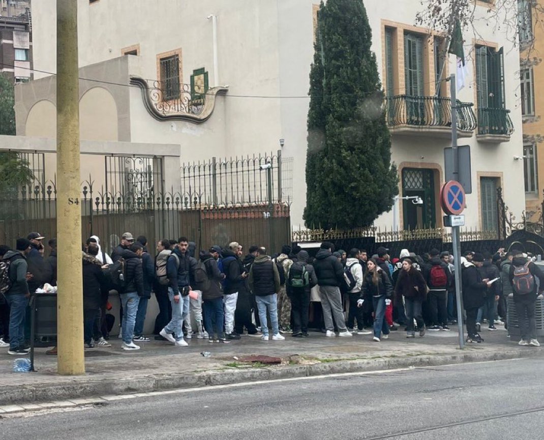 La regulatització d’espanya: cues de Pakistanesos, Algerians…. I ara ens diran que són catalans…

No hi ha res més catalanòfob que creure que  la identitat catalana és un tràmit administratiu.  La substitució a tot gas… deprés no us feu els sorpresos. 

#SalvemCatalunya 💙