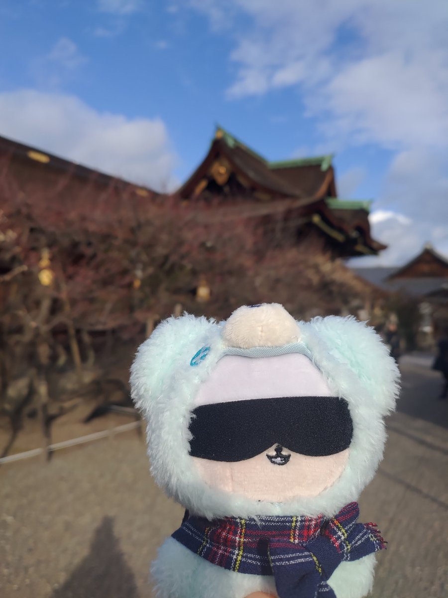 zz333zz33's tweet photo. 先週の北野天満宮。
「梅が開花してますね」
「受験生の方もたくさんお参りされてました」
「主は何を願った？」
技術向上のための努力を続けたいなぁ���と。
「そういえば、今年に入って鳥さんを大量に作ってますね」
曲線縫いの練習をしたくて。そろそろ第１段の御披露目できるかと。 https://t.co/SMCOljhr9T