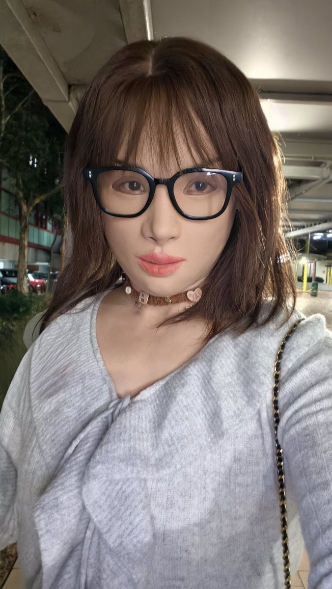 我有點貪心，因氣氛好而想著要去偽街，由於時間不多，上装備也要省去塗膠水、省去假睫毛、省去眼影及省去眼綫，就是單套上面具及假髮後，再戴上粗邊眼鏡，直接出行。💪
#Femask​ #FemaleMask​ #crossdresser​  #偽街 #偽娘​ #變裝​ #易服​ #女裝大佬​ #フィメールマ