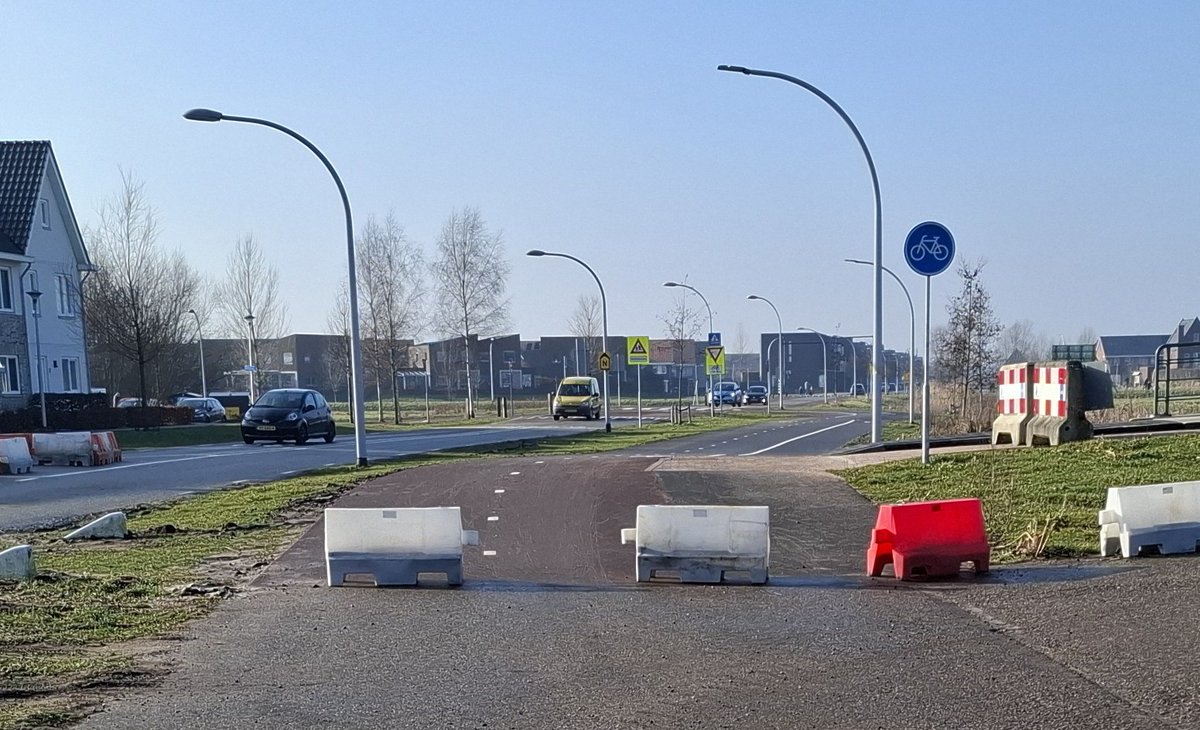 Fietser_Zwolle's tweet photo. Roadblock op Laan der Molens waar parallelweg overgaat in #fietspad bijzondere situatie @Gemeente_Zwolle cc @ZwolleFietst https://t.co/rY5vXWehp0