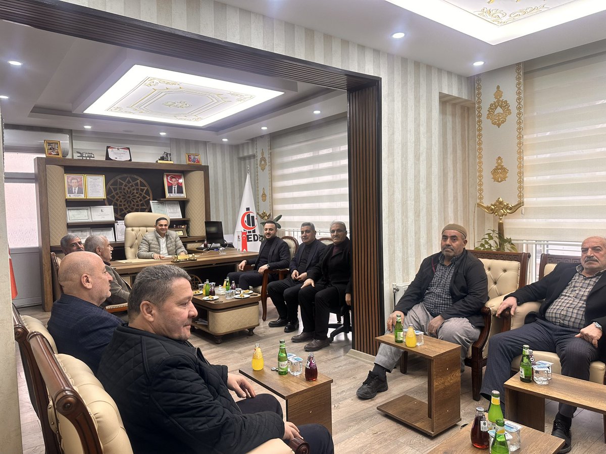 faruk_omer's tweet photo. AK Parti Siirt İl Başkanı Sayın Av. Bahri Caner Özturan, AK Parti Merkez İlçe Başkanı Sayın Hikmet Ekin ve yönetim kurulu üyeleri, Tüm Emlak Danışmanları Birliği (TEDB) Siirt İl Başkanlığımızı ziyaret etti.

Gerçekleşen ziyarette, kentimizin imar sorunları iştişare ettik . https://t.co/xeCUZzMhaA