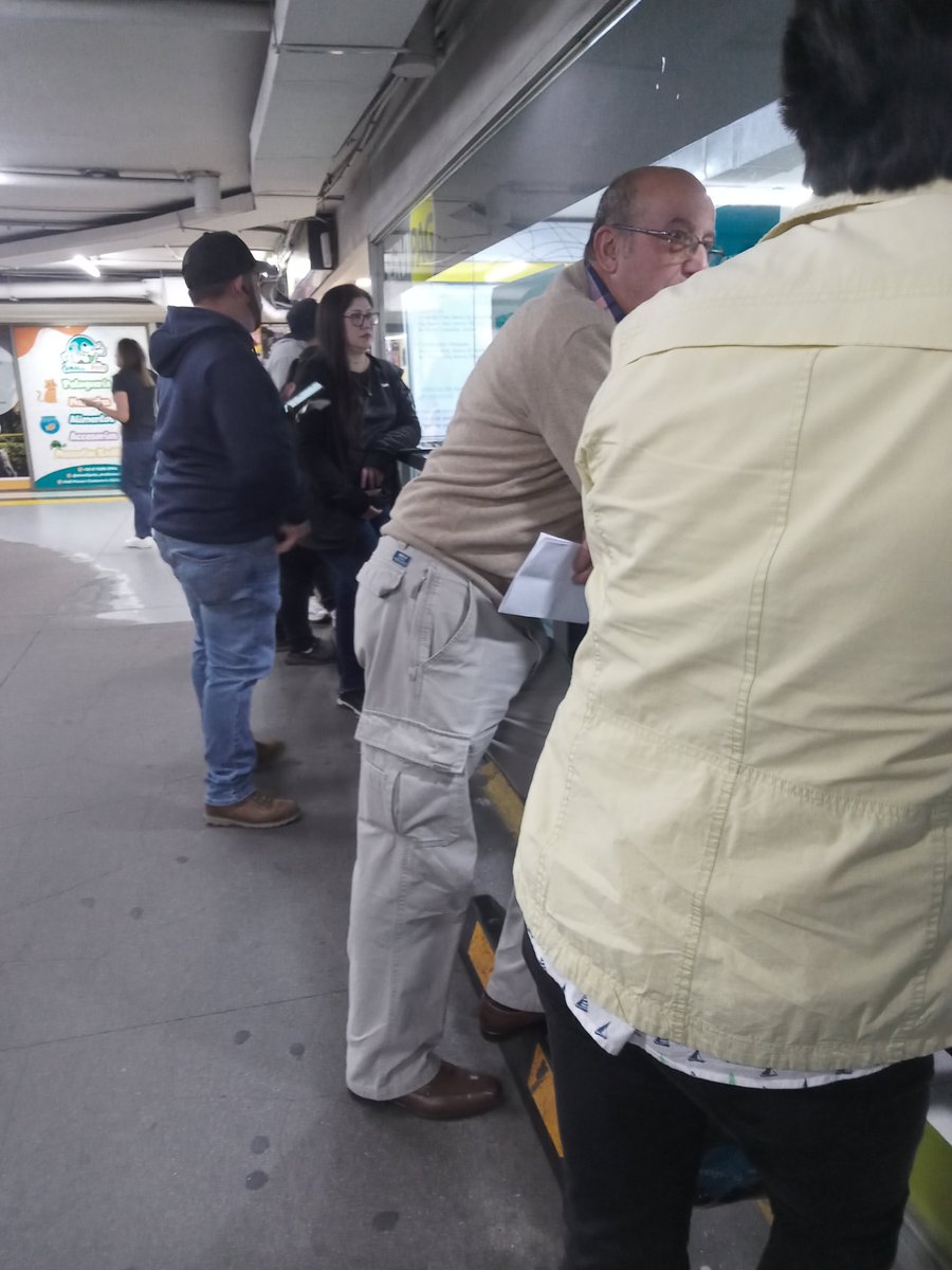 ChrisRock1968's tweet photo. @ServipagOnline pésimas condiciones de atención en, al parecer el único Servipag disponible en Puerto Montt, sin aire acondicionado, adultos mayores en el exterior para tener un poco más de aire, gente que viene de la carretera austral, 2 de 5 cajas funcionando https://t.co/deC9bLl7Qa