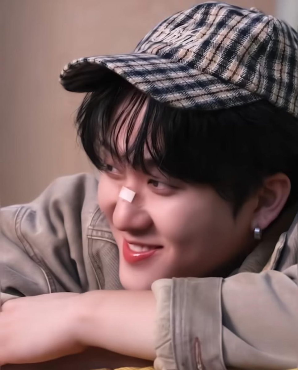 Only your beautiful smile gives meaning to my days, Changbin.