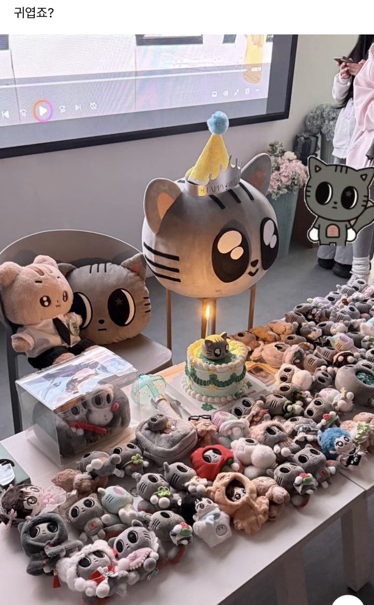 translatingTXT's tweet photo. ⭐️ it’s cute, right?

🐿️🐱 it’s super cute https://t.co/UTUH50chDF