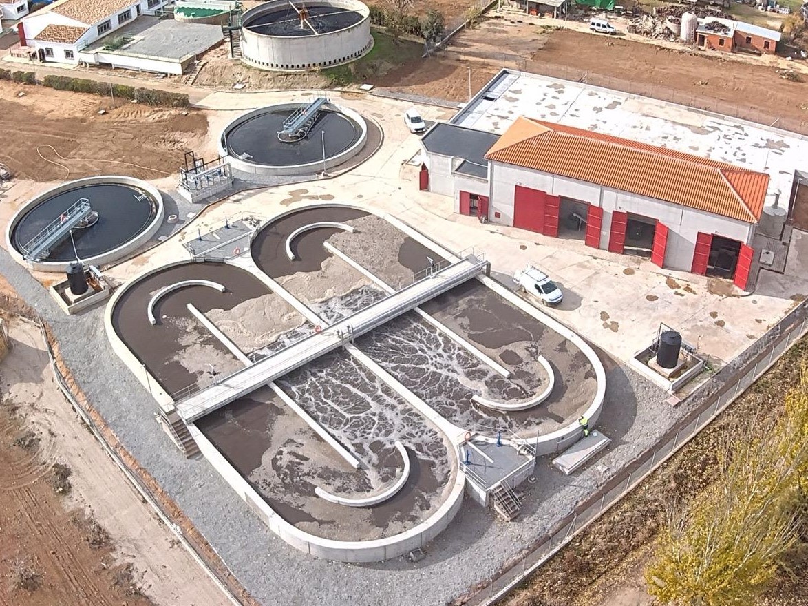 Hemos firmado el acta de cesión de la explotación de las obras de ampliación de la depuradora al Ayuntamiento de Madridejos (Toledo) para su explotación

Junto a la EDAR, se ha construido un colector emisario, de 451 metros de longitud, y un tanque de tormentas con una capacidad