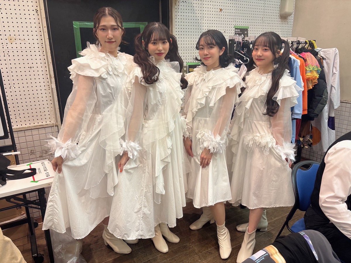 #アリスの翼 5日目、無事終演いたしました🪽
ご来場いただいた皆さま、本当にありがとうございます🌼

ついに折り返し地点！
あと6ステージ✨
1ステージずつ、全力で大切にお届けします🔥

今回、舞台と客席がとっても近くて、
皆さまのお顔がはっきり見えてるんです👀
笑顔や笑い声に背中を押されて、