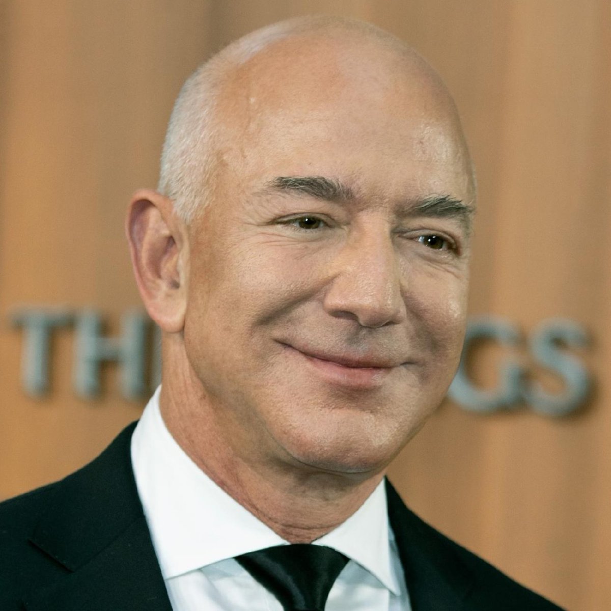factpostnews's tweet photo. The Washington Post has laid off one-third of its staff on owner Jeff Bezos' orders.

The layoffs will impact over 300 journalists on the paper's local news, international, and sports teams. https://t.co/4OlkuFj4mM