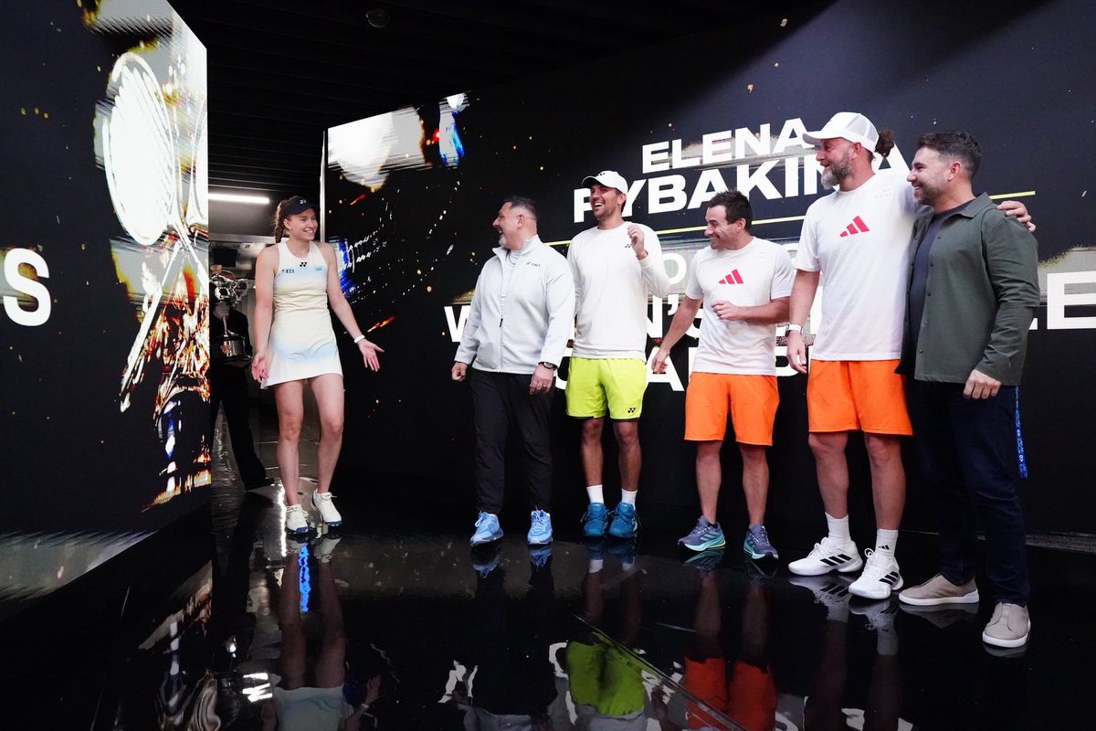 StefanDuell's tweet image. Few more unforgettable pics from my camera roll… 🎥📸🎾🏆👀 

📍Melbourne, Rod Laver Arena, @AustralianOpen 🇦🇺 

#LenaRybakina #AustralianOpen #Champion