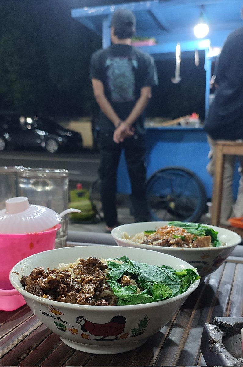 BangkitDanar's tweet photo. 📍MIE AYAM KEMBAR BAROKAH
alamat : Jl. HOS Cokroaminoto, Pakuncen, Wirobrajan, Kota Yogyakarta, Daerah Istimewa Yogyakarta

kuah kental + daging ayamnya mantep potongannya gede-gede
8,5 / 10 https://t.co/LImazYkEsF