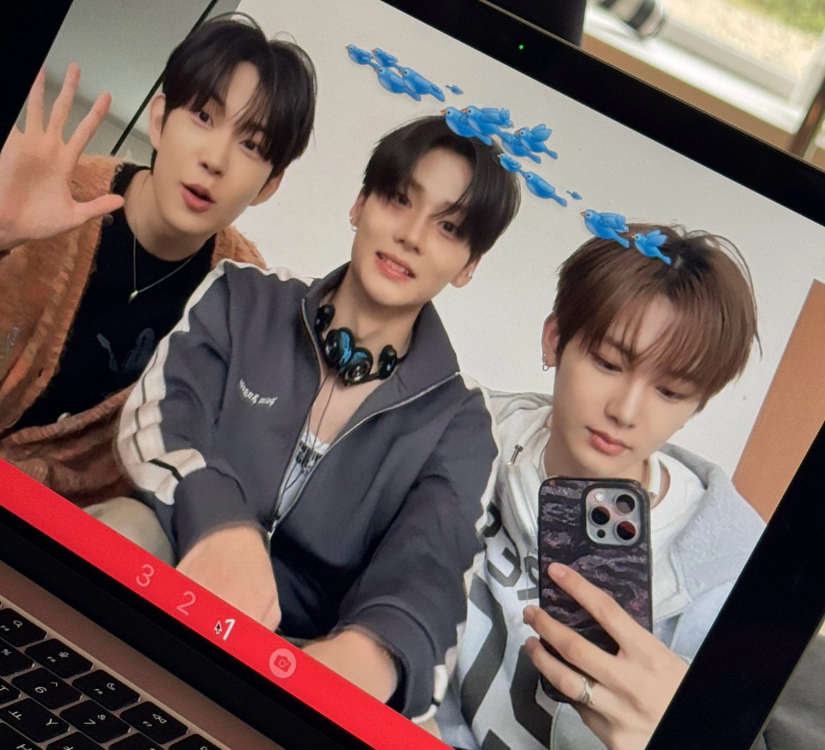 geon411's tweet photo. give me more of this trio 💙 https://t.co/VuAY29hjQx