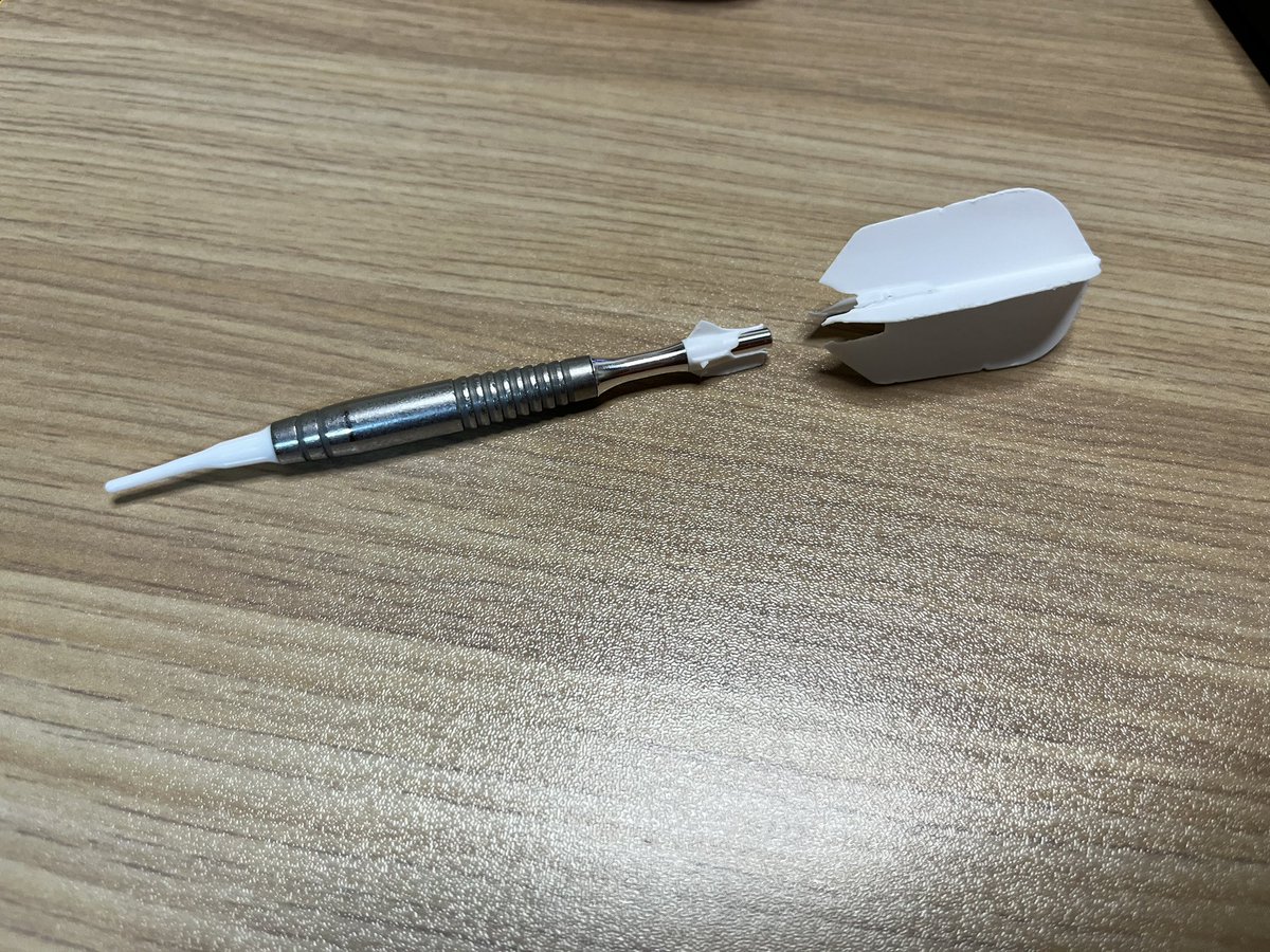 TTake68's tweet image. 家投げ用のやつ……どんな割れ方しよん🥲

#2ヶ月でどこまで出来るかな
#逆手でリハビリ
#2ヶ月でAフラ
#骨折ダーツ