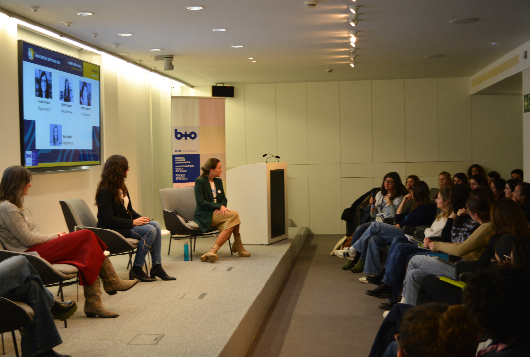 🔬🌟 Este mediodía de la mano de Emakumeak Zientzian hemos celebrado una mesa redonda en torno a "Igualdad en Ciencia: ¿qué ha cambiado… y cómo hemos cambiado?" 👩‍🔬👩‍💼.

¡Gracias por compartir vuestra visión con nosotras!