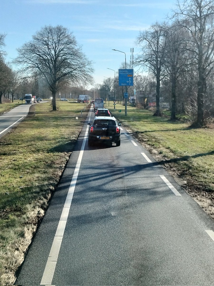 JansenEJG's tweet photo. Deze reed net voor mij. Lading vast met flink wat spanbanden. Desondanks ging het er scheef op. Hij/zij reed langzaam door. Ik zou heel mn broek al volgeschreven hebben..... #stuiverke #eersel #n397 https://t.co/glDDytrRHo