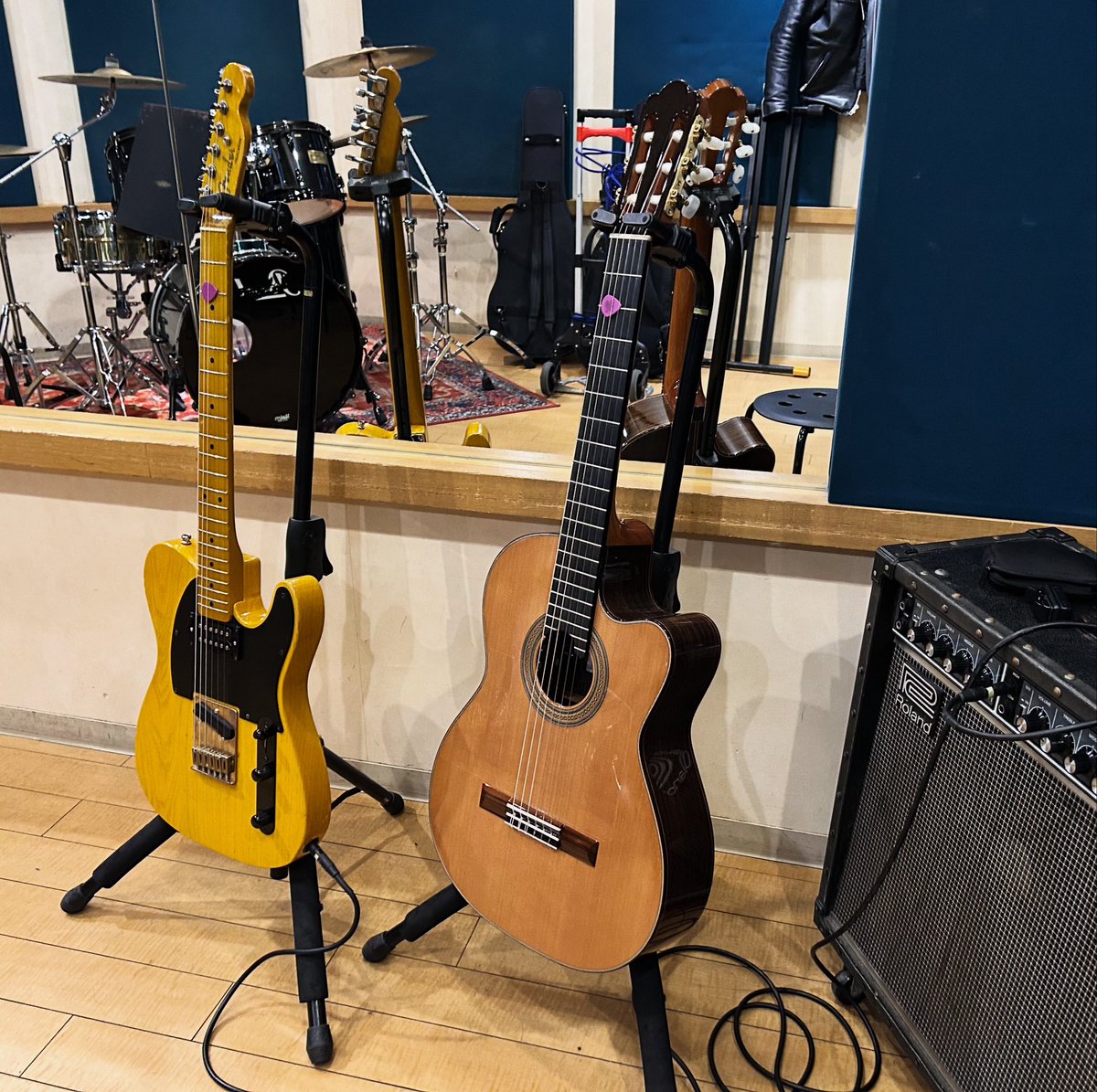 gsmlessons's tweet photo. 今晩のG-S-Mレッスンではロック出身の生徒さんに初めてサンバ・グルーヴをレクチャーしました。初体験なのに飲み込みが早い！

@rds_motoyawata 

#市川市 #本八幡 #ギターレッスン #ギター教室 https://t.co/WgO1kSJLrv