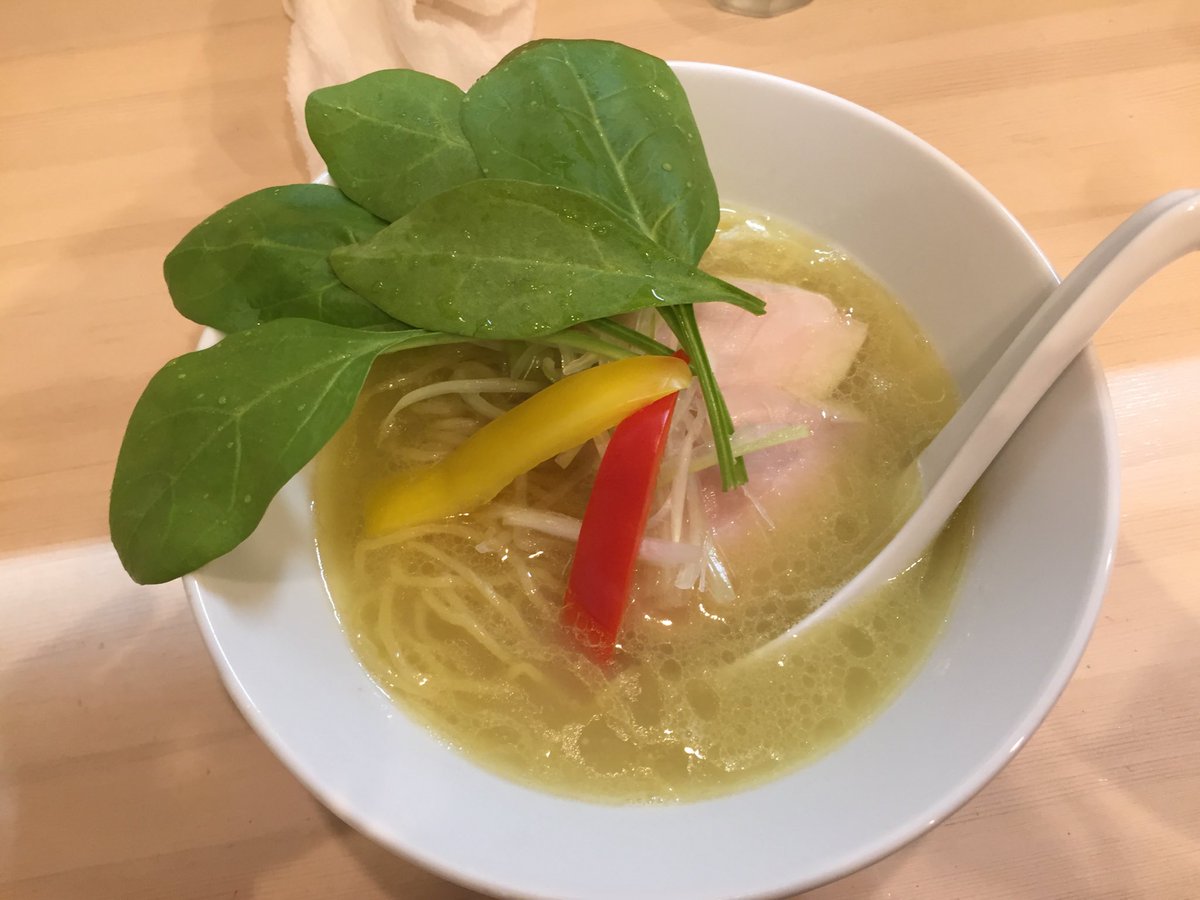 yuka_Rahmen's tweet photo. 年明けは浜松町にある　吉法師さんの
鶏白湯　いただきました〜
渋谷にあった時度々食べに行ってましたが移動してからは初です〜✨
ここのチャーシューは絶品です
限定もやり続けてるのでまた行こう…💭 https://t.co/NzVpngAeZA