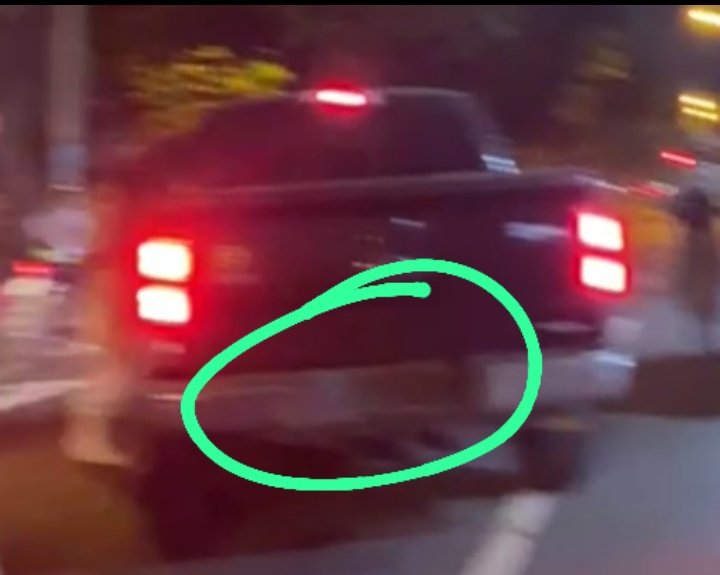 MemesDelMijinOr's tweet photo. En esta camioneta SIN PLACAS andaban los SIMIOS que insultaron a las @FFAAECUADOR por haber querido chequearlos.
En fin, en el Ecuador todos los delincuentes son más bravitos que la misma autoridad https://t.co/vYrc9tclvN