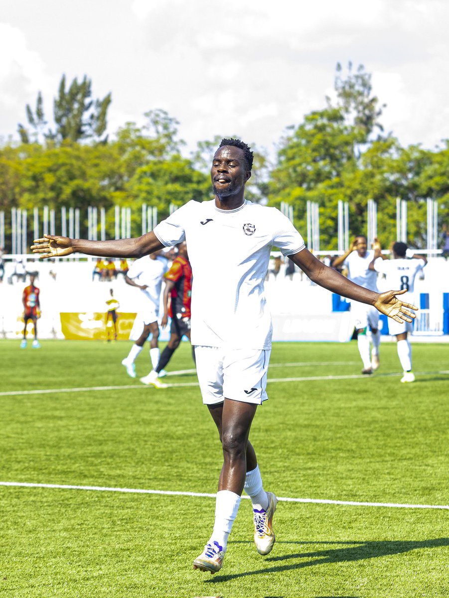 aprfcofficial's tweet photo. Through our lens 📸✨
Here’s the moment HAKIM KIWANUKA fired the first goal! ⚽🔥
#we'reAPRFC
#TuriIntare https://t.co/DQTIDNGDZ1
