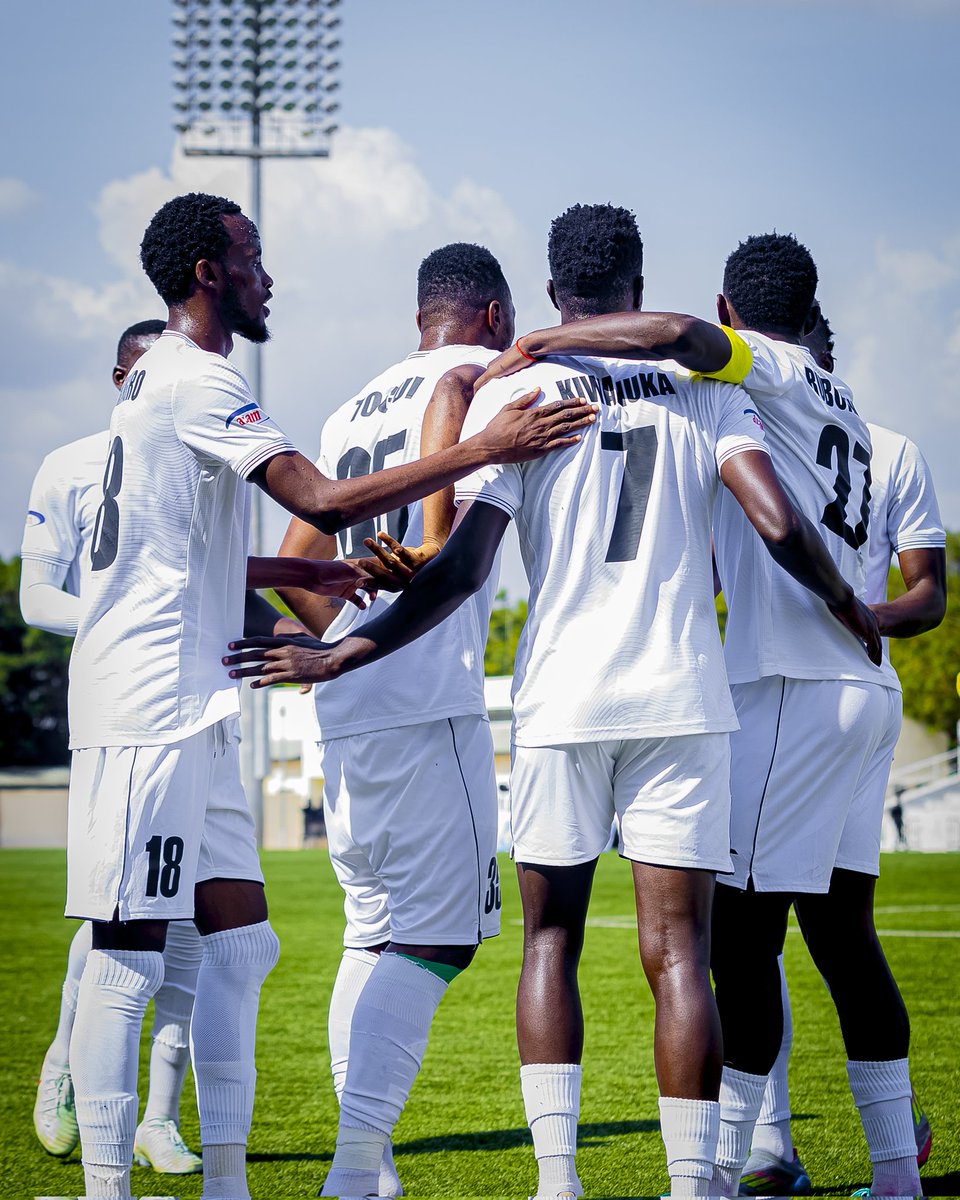 aprfcofficial's tweet photo. Through our lens 📸✨
Here’s the moment HAKIM KIWANUKA fired the first goal! ⚽🔥
#we'reAPRFC
#TuriIntare https://t.co/DQTIDNGDZ1