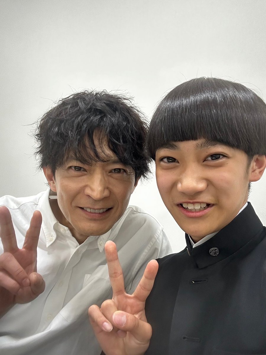 🛸▰▰▰▰▰▰
 第𝟱話 𝟮/𝟭𝟭(水)よる𝟭𝟬時
#ラムネモンキー ▰▰▰▰▰▰

▶︎▶︎ 第𝟰話 𝗼𝗳𝗳 𝘀𝗵𝗼𝘁 🍿

現代の紀介(津田健次郎)と
1988のキンポー(内田煌音)で📸 ˎˊ˗

時空を超えた
貴重な２ショット頂きました♪

1〜4話TVerで見逃し配信中！
tver.jp/series/srbhgsp…