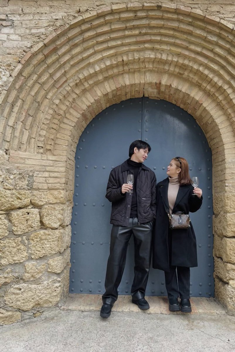 h0ranhae_'s tweet image. May you win in this lifetime bearents. Happiness looks so good on you both 🥹