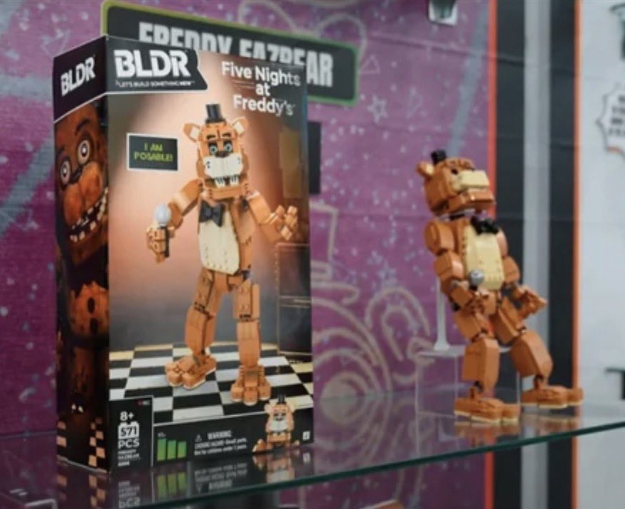 First looks at a Freddy Fazbear BLDR by Jazwares at New York Toy Fair!
This set will include 571 pieces to build him!

#fnaf #fivenightsatfreddys #jazwares