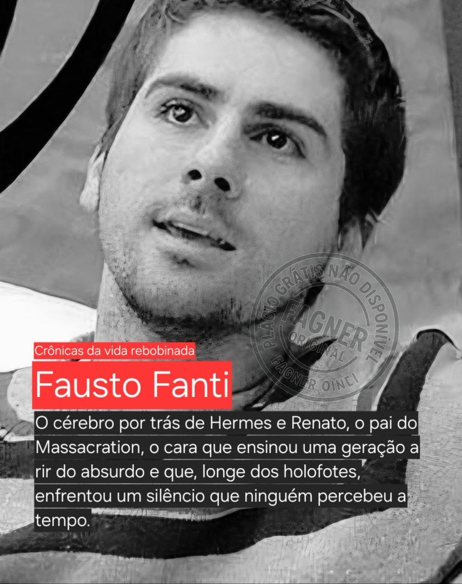 AQUELECARA's tweet photo. Falar de Fausto Fanti é puxar uma cadeira de plástico num festival de heavy metal da minha cidade. É pegar uma breja e entender, ali no meio do caos, que a genialidade às vezes vem vestida de peruca barata, inglês macarrônico e uma certeza absoluta de que o tosco pode ser uma obra-prima. É uma memória reverente, é celebração com o amplificador no talo, do tipo que começa rindo alto porque foi assim que ele ensinou a gente a lembrar dele. É o ruído da guitarra sendo plugada no amplificador, aquele chiado incômodo que dá até um arrepio estranho, mas que entrega prazer imediato a quem sabe exatamente o que vem depois.
Fausto saiu de Petrópolis, no Rio de Janeiro, com uma câmera doméstica, um bando de amigos e um ouvido absoluto para o ridículo. Junto do irmão e da turma, começou a gravar esquetes do mesmo jeito que a gente montava banda na garagem de casa, sem pretensão de fama, só pela urgência de fazer. Era o fim dos anos 90, VHS na mão, tecnologia como brinquedo novo e a sensação de que qualquer ideia podia virar coisa se alguém apertasse o rec. A geração seguinte jamais vai entender direito esse momento, porque já nasceu colada no celular. Aquilo era um upgrade mental. Uma linguagem sendo testada na marra. Mesmo no caos, havia método. Mesmo na bagunça, havia rigor. A precariedade que poderia soar como descuido era, na verdade, estratégica. Quando uma fita de demonstração caiu nas mãos da MTV Brasil em 1999, entrou no ar um humor que transformava o orçamento curto em linguagem boa de se assistir. A internet ainda nem tinha chegado direito nas nossas mãos, mas já estava sendo pensada.
Surgia, então, na história da cultura brasileira, Hermes e Renato. Aquilo não era um programa, era um acidente. Fausto operava ali como um maestro do descontrole, desses que entram em cena sem partitura visível, mas sabem exatamente quando o trombone vai errar de propósito. Ele escrevia, dirigia, editava e atuava com a tranquilidade inquietante de quem dominava o caos. O segredo estava no exagero, mas sobretudo no olhar. Fausto entendia o ridículo de um jeito cru, quase clínico. Bastava enquadrar direito e deixar a realidade se denunciar sozinha. Os quadros funcionavam porque tratavam o absurdo com uma serenidade invencível. Documentários falsos narrados como se fossem National Geographic, programas policiais conduzidos com a gravidade de um julgamento final, novelas melodramáticas empilhando tragédia sobre tragédia até o drama perder qualquer resquício de dignidade e virar caricatura pura. Era simples e, por isso mesmo, genial.
Charlinho, aquele menino que só queria estudar, talvez seja a memória afetiva imediata de toda uma geração. Um garoto esmagado por desgraças sucessivas, sempre apresentado com a solenidade típica dos programas dominicais que transformavam sofrimento em espetáculo. A cada tentativa de chegar à escola, uma nova tragédia surgia. Era acidente, era abandono, era miséria encenada com trilha emocional. Fausto escancarava ali a pornografia emocional da televisão brasileira. Não precisava sublinhar nada. Bastava exagerar o suficiente para que o formato se entregasse. A tragédia era tanta que virava piada, e era exatamente isso que a gente assistia, semana após semana, como se fosse normal romantizar a pobreza e vender dor de forma palatável para o horário do almoço. Era magnífico.
O mesmo método reaparecia nos falsos documentários sobre povos inventados, rituais inexistentes e figuras inesquecíveis como o Bozo de Pirituba, sempre tratado com uma narração grave, respeitosa, quase científica. Ele surgia como um palhaço decadente e, ao mesmo tempo, perigosíssimo, analisado com a mesma seriedade reservada a grandes ameaças sociais. A câmera nunca ria. A narração nunca piscava. O humor nascia exatamente desse compromisso solene com o absurdo, dessa decisão estética de tratar o ridículo como se fosse matéria de estudo sério. Hoje podem chamar isso de esvaziamento de causa. Ali, naquele ponto da história, Fausto estava sendo mais do que cirúrgico. Estava sendo letal.
E havia também os personagens que pareciam nascer prontos porque já moravam no cotidiano. Lembra do Joselito? Um sem-noção profissional, incapaz de perceber limites sociais. Um espelho cruel de tão exagerado e tão reconhecível. Todo mundo já cruzou com um Joselito na vida, alguém que fala demais, invade demais, destrói qualquer situação por absoluta incapacidade de leitura do ambiente. O riso vinha menos da piada e mais do constrangimento que ele causava. Era observação social em estado bruto.
Padre Quemedo entrava por outra fresta. Corpo em cena, grito, gesto, fisicalidade quase cartunesca. A paródia do tele-evangelismo ganhava potência porque não atacava a fé, atacava o espetáculo. O sermão virava performance, o dogma virava bordão, a histeria televisiva era devolvida com a mesma intensidade, só que sem o verniz da vida real. Nada ali era improvisado, embora parecesse. Cada explosão tinha tempo, cada silêncio tinha função. Assistir dava a sensação de improviso absoluto, e talvez seja isso que mais espante quando se olha de perto.
E quando parecia que o programa já tinha explorado todas as bordas possíveis, vinha o Tela Class. Talvez o ápice técnico de tudo aquilo. Era tosco, era ruim, era genial. Filmes obscuros de kung fu, ação e porradaria setentista, aqueles que a gente assistia porque não havia outra escolha, eram completamente reescritos na dublagem. As imagens estrangeiras viravam histórias suburbanas, cheias de gírias, conflitos banais e lógica de esquina. Havia piada, mas havia algo maior. Apropriação antes do termo existir. Fausto pegava algo alheio, desmontava, remontava e devolvia como produto íntimo, reconhecível, quase doméstico. A gente ria porque parecia conversa ouvida no ônibus, só que embalada por golpes voadores e trilha épica.
Tudo obedecia ao mesmo princípio. Observar, exagerar com método e confiar no espectador. Hermes e Renato não explicava nada. Apenas entregava. Quem entendia, entendia. Quem não entendia, ria mesmo assim. Esse talvez seja o maior sinal da genialidade do Fausto. Ele nunca pediu permissão para rir daquilo que estava diante de todo mundo. Apenas enquadrou, ligou a câmera e deixou o Brasil se reconhecer na própria caricatura.
Quando Fausto resolveu olhar para o heavy metal, foi exatamente de fora. Aquele olhar enviesado, com riso torto de quem aponta o dedo. Mas foi também de dentro, com o mesmo olhar que ele sempre teve para tudo no mundo, carinho total, respeito nenhum. O Massacration nasce como piada, mas nasce já entendendo tudo. O couro, a pose, o ego inflado até o épico, o inglês torto e rocambólico, a mitologia improvisada, a seriedade levada muito além do razoável. Nada ali era distante. Era íntimo demais para virar deboche raso. Era código interno. Piada contada entre iniciados. Heavy metal sempre foi isso também, exagero levado a sério até virar religião.
Fausto entendeu isso cedo. O metal vive nessa linha finíssima entre o épico e o ridículo e, em vez de fugir dela, ele escancarou. Transformou o clichê em método. O inglês macarrônico era mais do que erro, era idioma oficial. Metal Is The Law não era piada. Era lema. Quem cresce ouvindo metal sabe, a música faz crescer cabelo no peito, mas também cria um pacto de pertencimento. O Massacration falava essa língua com fluência. E falava cantando. Metal Is The Law, Evil Papagali, The Kids Feel Easter. As crianças sentem a Páscoa. Isso é maravilhoso. Canções que parecem só zoeira até você perceber que o riff funciona, o refrão gruda e o público canta junto com a mesma convicção com que canta qualquer hino sério do gênero. Era impossível separar onde terminava a zoeira e começava a devoção. Isso não foi acidente. Isso é técnica. Entendimento profundo da estrutura do metal, do riff quadrado, da letra épica, da repetição hipnótica. A graça vinha porque funcionava. Se não funcionasse, não teria graça nenhuma.
O que ninguém previa era o efeito colateral. O que começou como zoeira de garagem virou uma piada que deu certo demais. Teve disco lançado, show lotado, público cantando e metaleiro sério balançando a cabeça sem saber se ria ou se batia mais forte. Aí os deuses começaram a se aproximar. O Angra entra na brincadeira sem concessão e com reconhecimento explícito. Andre Matos, conhecido por rigor técnico quase religioso, sobe ao palco e canta sobre frango frito com a mesma solenidade, técnica e potência vocal com que cantava dragões, reis e batalhas mitológicas. Aquilo foi mais do que participação especial. Foi o metal dizendo, sem rodeio, que eles sabiam exatamente o que estavam fazendo.
Edu Falaschi, vocalista que assumiu o Angra após a saída do Andre, entra no mesmo espírito. As rivalidades de fã-clube evaporam quando a comédia passa a ditar o ritmo. O Massacration consegue algo raríssimo, unir os metalheiros fundamentalistas. Aquela galera que discute subgênero como se fosse seita. E isso só funciona porque a piada vinha de quem viveu aquilo. De quem decorou encarte, gastou fita, brigou por subgênero, encheu o colete jeans de patch mal costurado, tomou chuva em festival e discutiu solo de guitarra como se fosse tese acadêmica, geralmente com um copo duvidoso de 51 na mão. Não havia desprezo ali. Havia intimidade. Intimidade demais.
Então vem o selo definitivo. O Sepultura. A banda tratada como instituição, como coisa séria demais para brincar. Andreas Kisser, padrinho declarado do Massacration, entra de vez na engrenagem, grava, toca, legitima em estúdio aquilo que já era evidente no palco. É o metal brasileiro dizendo por dentro que aquilo não era piada vazia, era linguagem. Derrick Green aparece nos encontros ao vivo, nas interações, no choque visual e sonoro que só o palco permite. Quando o gutural encontra o grito agudo do Detonator diante do público, qualquer dúvida morre ali. Não era concessão. Era encontro. Underground e mainstream se olhando sem hierarquia. O Massacration deixa de ser banda de piada e vira entidade cultural. Uma piada que cresceu demais, ganhou músculo e passou a ocupar espaço demais para ser ignorada.
Tudo isso obedecia ao mesmo princípio que movia Hermes e Renato desde o início. Observar, exagerar com método e confiar no público. Fausto nunca explicou a piada. Confiava que quem precisava entender, entenderia. Quem não entendesse ainda assim sentiria alguma coisa. O metal ali não era ridicularizado. Era revelado. O exagero expunha a engrenagem e o riso vinha porque a gente se reconhecia naqueles excessos.
E aqui o tempo pede uma pausa curta, extremamente desconfortável. Porque depois de tudo isso, depois de tanta inteligência, de tanto riso, de tanta leitura afiada do mundo, de tanta genialidade aplicada ao detalhe mais tosco da vida, vem a pergunta inevitável. Dá pra acreditar que um cara desses tirou a própria vida?
Pois é.
A partir daqui, essa história muda de tom. Não por drama. Por necessidade.
Em 2014, aos 35 anos, Fausto tirou a própria vida. Naquele tempo, a depressão ainda não era conversa corrente. Faltava linguagem, faltava escuta e, principalmente, faltava cuidado. O mundo exigia genialidade, entrega total, riso constante. Pouca gente perguntava como estava a cabeça de quem fazia tudo isso funcionar. E talvez por isso seja tão difícil acreditar. Porque, quando alguém ri desse jeito, a gente aprende a achar que está tudo bem.
Mas não estava.
E quase nunca está quando a gente não sabe o que procurar.
Pessoas como Fausto sentem demais para criar do jeito que criam. Observam de longe, acumulam em silêncio, transformam tudo em linguagem. São atentos ao mundo, mas nem sempre encontram alguém atento a eles. Às vezes, o pedido de ajuda não vem em forma de choro, vem disfarçado de piada boa demais, de trabalho demais, de presença intensa demais. E se a gente não aprende a olhar com cuidado, passa direto.
Hoje a conversa é outra. Ainda insuficiente, mas outra. A gente começou a entender que cuidar da cabeça precisa ter o mesmo peso que cuidar do corpo. Que não é fraqueza pedir ajuda. Que genialidade nenhuma deveria custar a própria vida. Que estar atento às pessoas ao nosso redor não é favor, é responsabilidade afetiva. É perceber quem está sempre fazendo os outros rirem e, em algum momento, perguntar se está tudo bem de verdade.
Isso não diminui a obra de Fausto. Amplia o entendimento do homem. Humaniza. Aproxima. O legado permanece inteiro. Hermes e Renato seguem como referência. O Massacration continua arrastando multidões. Fausto não deixou monumento. Deixou método. Deixou olhar. Deixou arte. Deixou um jeito de viver e de enxergar o mundo.
E talvez seja isso que fique.
Ligar o amplificador, aceitar o chiado inicial, aquele incômodo que arrepia, e sorrir.
Porque quem entende esse som já sabe exatamente o que vem depois.