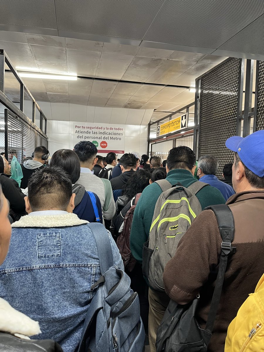 roon5edu's tweet photo. @MetroCDMX hablado de pérdidas: horas hombre, horas mujeres; perdidas todas las mañanas por el retrasado en el metro! https://t.co/GOHvAKmsG2