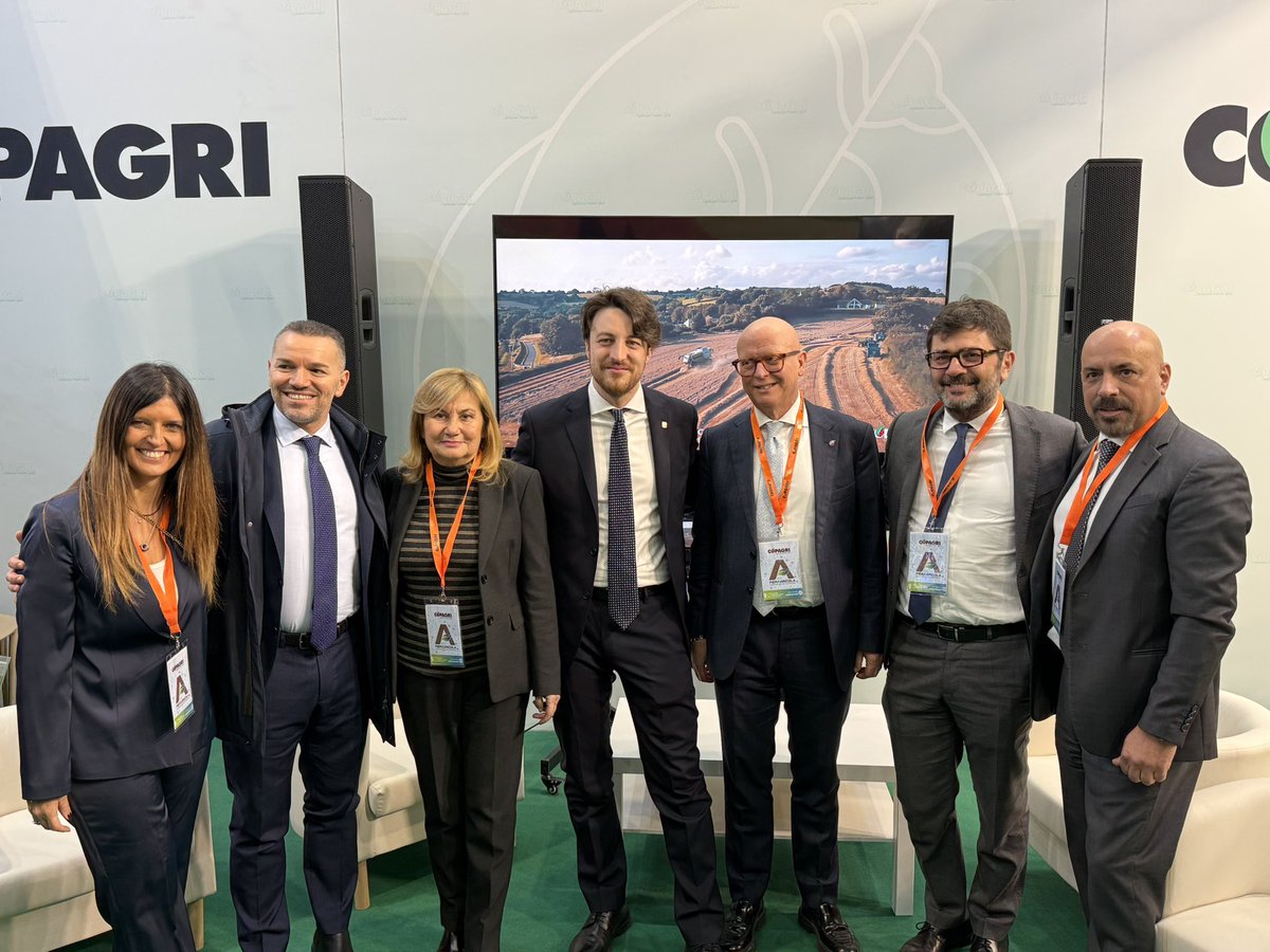 Copagri's tweet photo. #Fieragricola: inaugurato alla presenza del sottosegretario del @SocialMasaf @LaPietraSenato lo spazio espositivo della #Copagri, situato nel padiglione 3 stand C4 e con in programma un ricco calendario di convegni e approfondimenti tecnici.

https://t.co/AJkctIkTV5 https://t.co/FuLvvrHkHS
