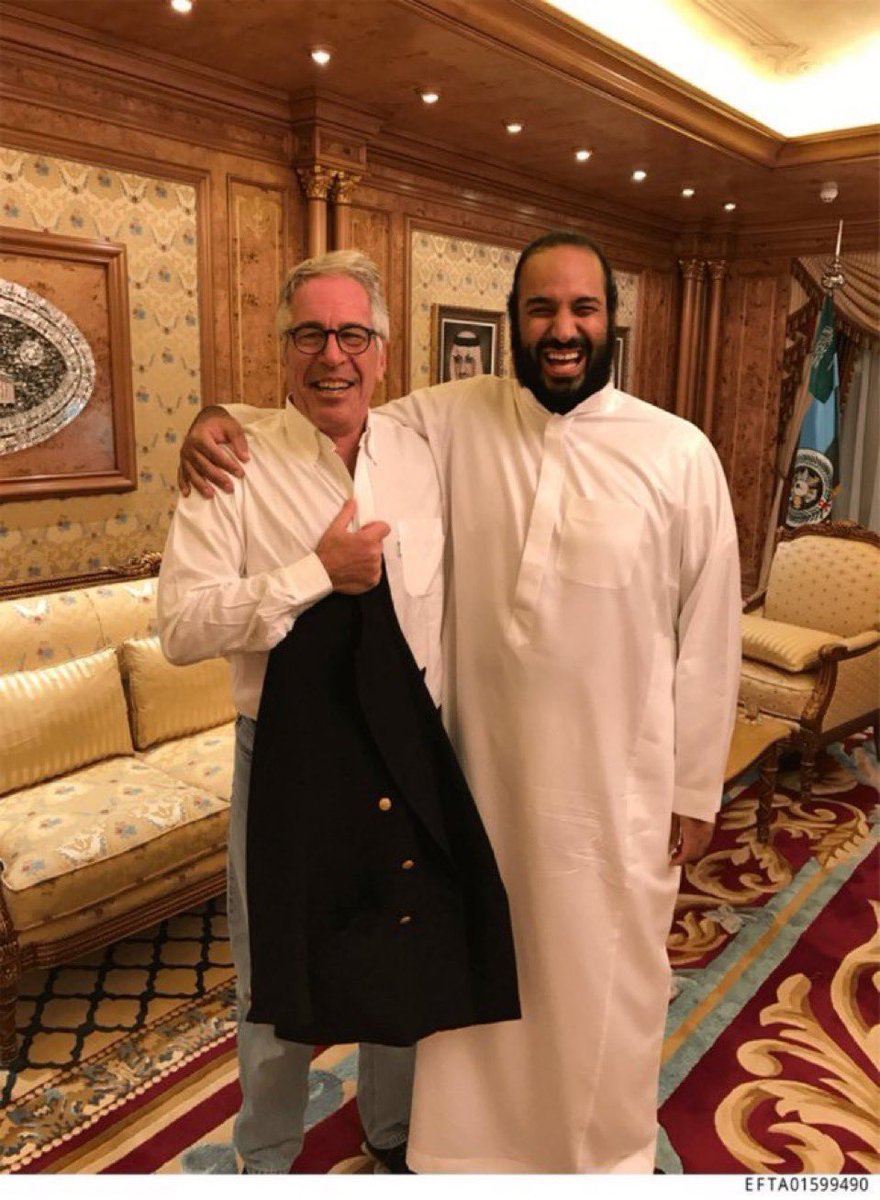 أعادت وزارة العدل الأمريكية نشر صورة عالية الدقة تجمع #محمد_بن_سلمان بجيفري إبستين تم التقطتها قبل الانقلاب على محمد بن نايف.

الصورة تؤكد أن صعود ابن سلمان حصل بدعم مباشر من اللوبي الصهيوني الذي مهد له الطريق إلى السلطة.