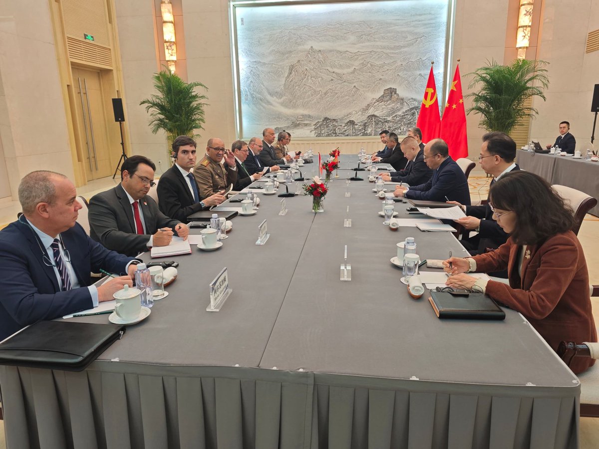 Fue de gran satisfacción intercambiar con el compañero Liu Haixing, Jefe del Departamento de Enlace Internacional del Comité Central del Partido Comunista de #China, como parte de mi visita a este país como Enviado Especial del Partido y el Gobierno de #Cuba.

Reafirmé la