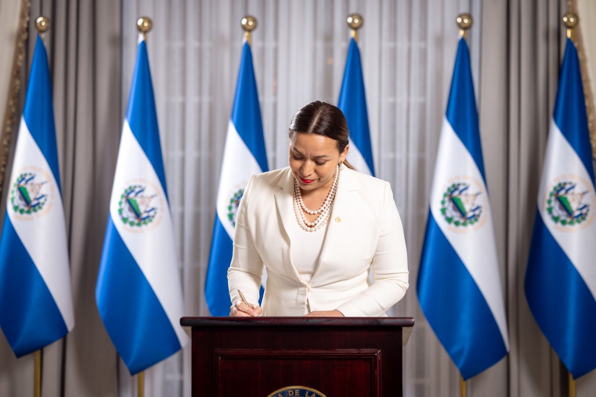cancilleriasv's tweet photo. Anunciamos que @PattyNGodinez ha sido nombrada como Viceministra de Diáspora y Movilidad Humana.

Nuestro trabajo está enfocado en estrechar los lazos con la diáspora, y que cada salvadoreño en el exterior sea un actor clave en el desarrollo de nuestro país. 🇸🇻 https://t.co/25JtGkvB5d
