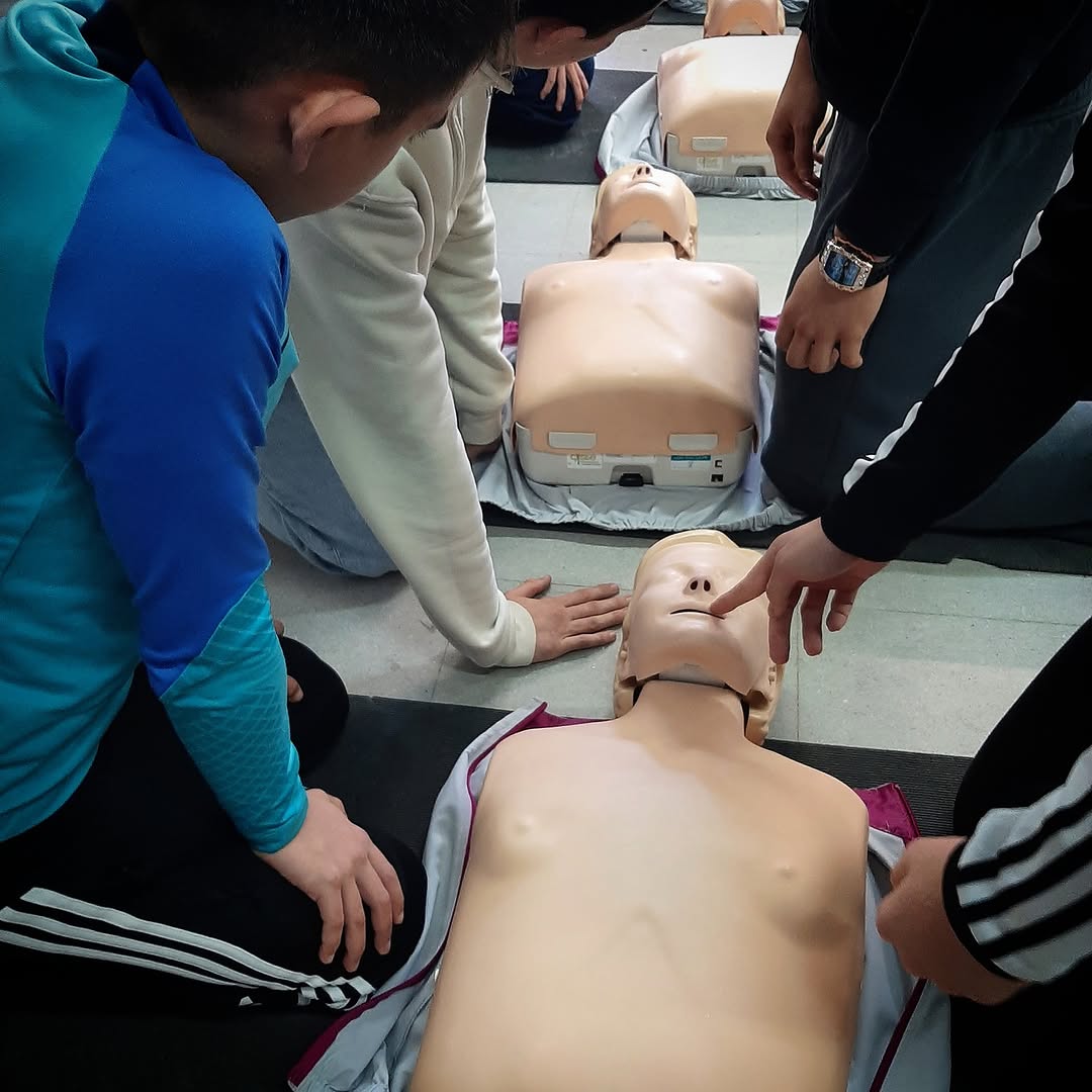 🚨🫀 Tancant una primera etapa, continuant formant per salvar vides

📸  Us compartim algunes imatges del curs de Suport Vital Bàsic + DEA  realitzat a l’Institut Ramon Berenguer IV d’Amposta, que posa el punt  final a la primera fase d’aquest projecte formatiu.

#CISTE #URV