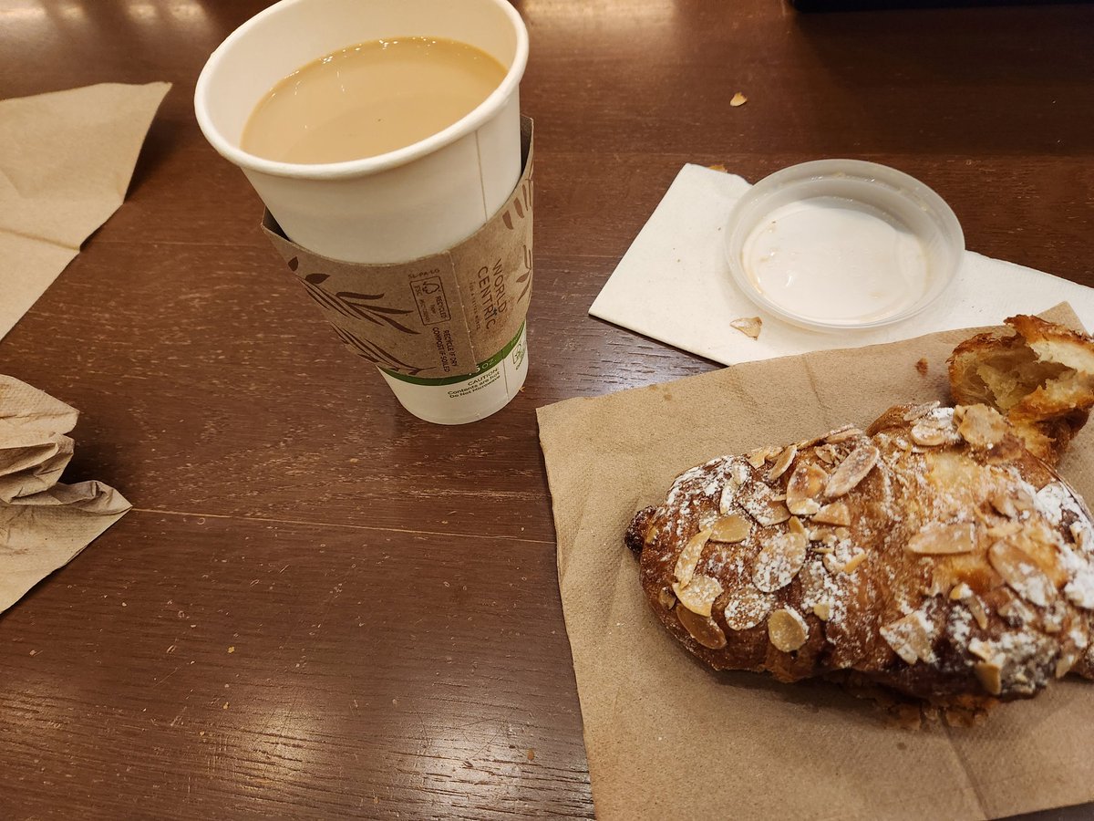 JohnLukeNYC's tweet image. First #BreakfastTime While We Wait For The 24 Hour Diner To Open At 7am. 🤣🤣🤣🤣 Gotta Love Cali. 😁