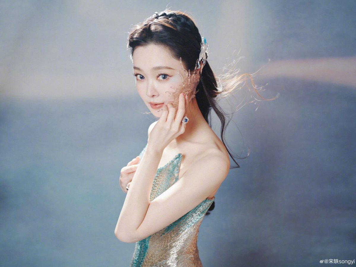 cdrama_update's tweet photo. #SongYi shares photoshoot 

More - https://t.co/EO7VoKdM8N

#宋轶 https://t.co/jGlFs28LcV