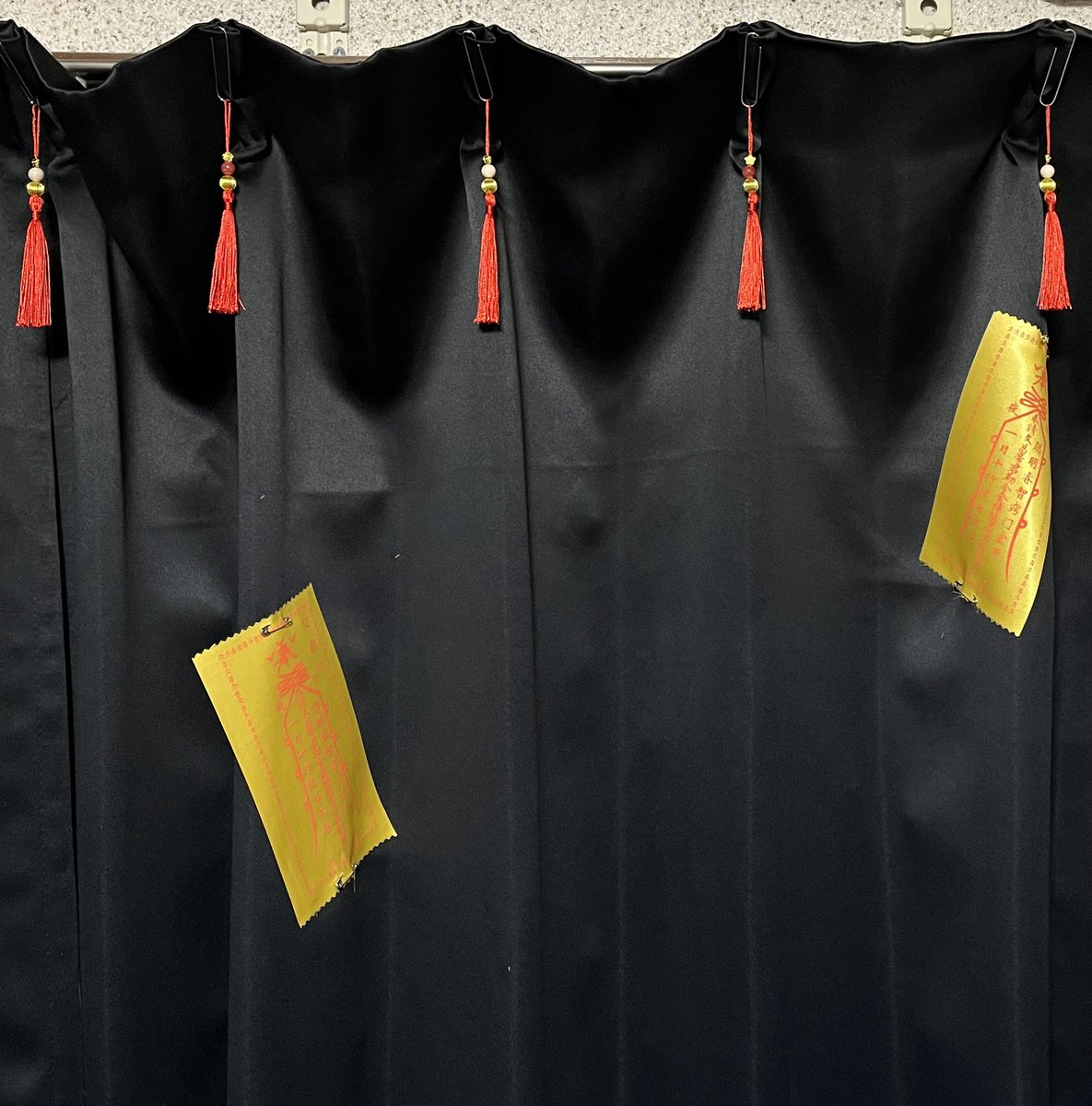 自室のカーテンが古くなったので買い換えたのですが、遮光率最強の黒にしたら理科室の暗幕みたい💦
殺風景なのでちょっと飾り付けをしたら伏魔洞みたいになっちゃって…せっかくだから御札も貼ったら怖いもの無しな感じになりました😅
ここで寝るとぐるぐる巻きにされた温寧の気持ちになれそうですww