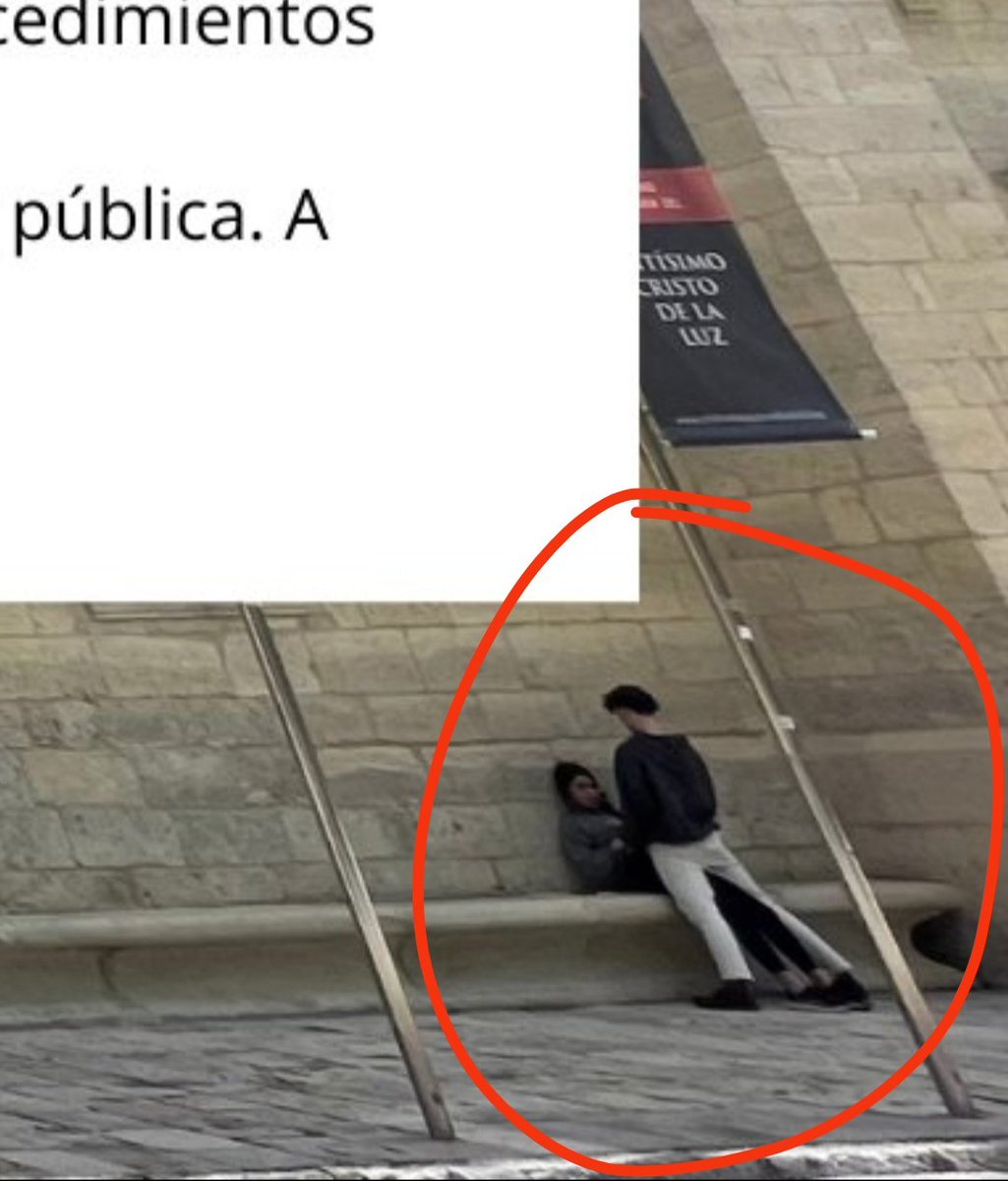 Manoleteq_'s tweet photo. @UVa_es No se q está más duro el comunicado o el chaval q habéis puesto de fondo está complicado. https://t.co/juXICacn2F