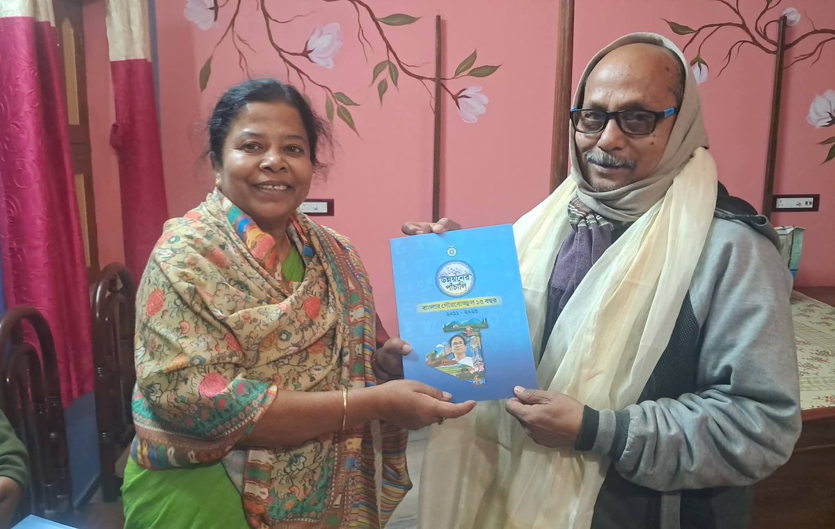 AsimaPatra7's tweet photo. বাংলার গৌরবোজ্জ্বল ১৫ বছরের উন্নয়নের খতিয়ান—‘উন্নয়নের পাঁচালি’ উপলক্ষে ধনিয়াখালী বিধানসভার দশঘড়া(১) নং অঞ্চলের সম্মানীয় চিকিৎসক শ্রী সুবল পাত্রর হাতে এই গুরুত্বপূর্ণ প্রকাশনাটি তুলে দেওয়া হলো
#UnnoyonerPanchali
#15YearsOfProgress
#Development
#WestBengal
#EgiyeBangla https://t.co/CGIc5rXB8f