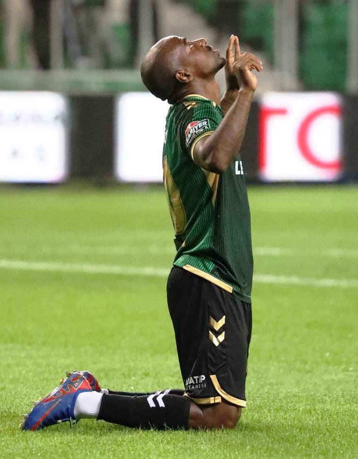 🚨FLAŞ | Gael Kakuta ile yollar ayrılıyor! 

▪️Sakaryaspor’da yabancı oyuncu transferi için kontenjan açılması konusunda takımdan ayrılacak oyuncu belli oldu. Teknik Direktör Hakan Kutlu yabancı oyuncu transferi için Kakuta’nın gönderilmesi konusunda onay verdi.

▪️Fransa’da