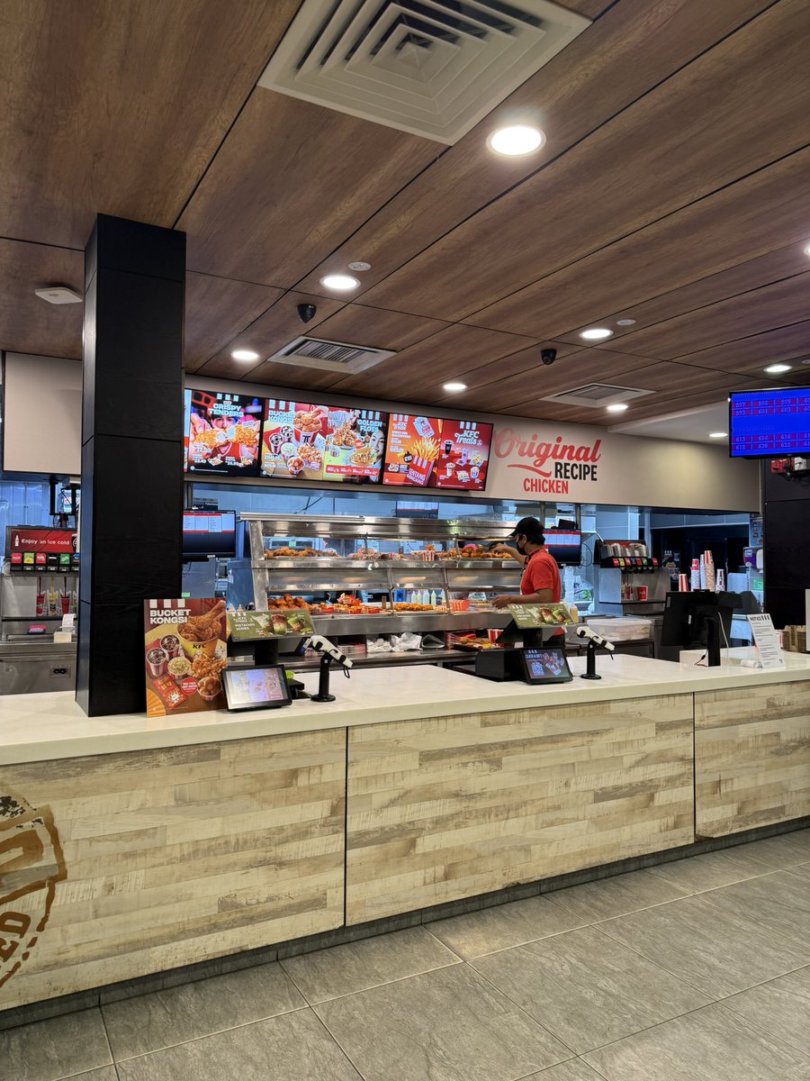 rajiee_'s tweet photo. aku order coleslaw n whipped potato ja. lepastu kena que dekat 1 jam. customer ramai then staff yg kerja sorang. bodoh ke apa attend customer macam ni?? @KFCmalaysia #setialam24hrs https://t.co/YHPV6o05iz