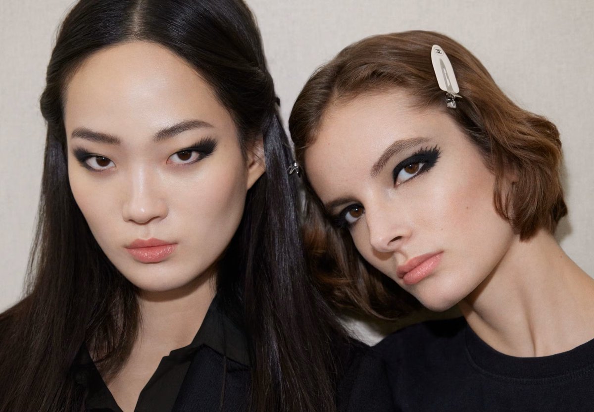 RevistaEliteqr's tweet image. Chanel SS26 redefine la belleza effortless: piel luminosa, natural y poderosa✨ 
El nuevo lujo es verse auténtica. ¿Te sumas a este glow?

#BeautyTrends #ChanelBeauty #Moda2026 

revistaelitemx.com/chanel-ss26-re…