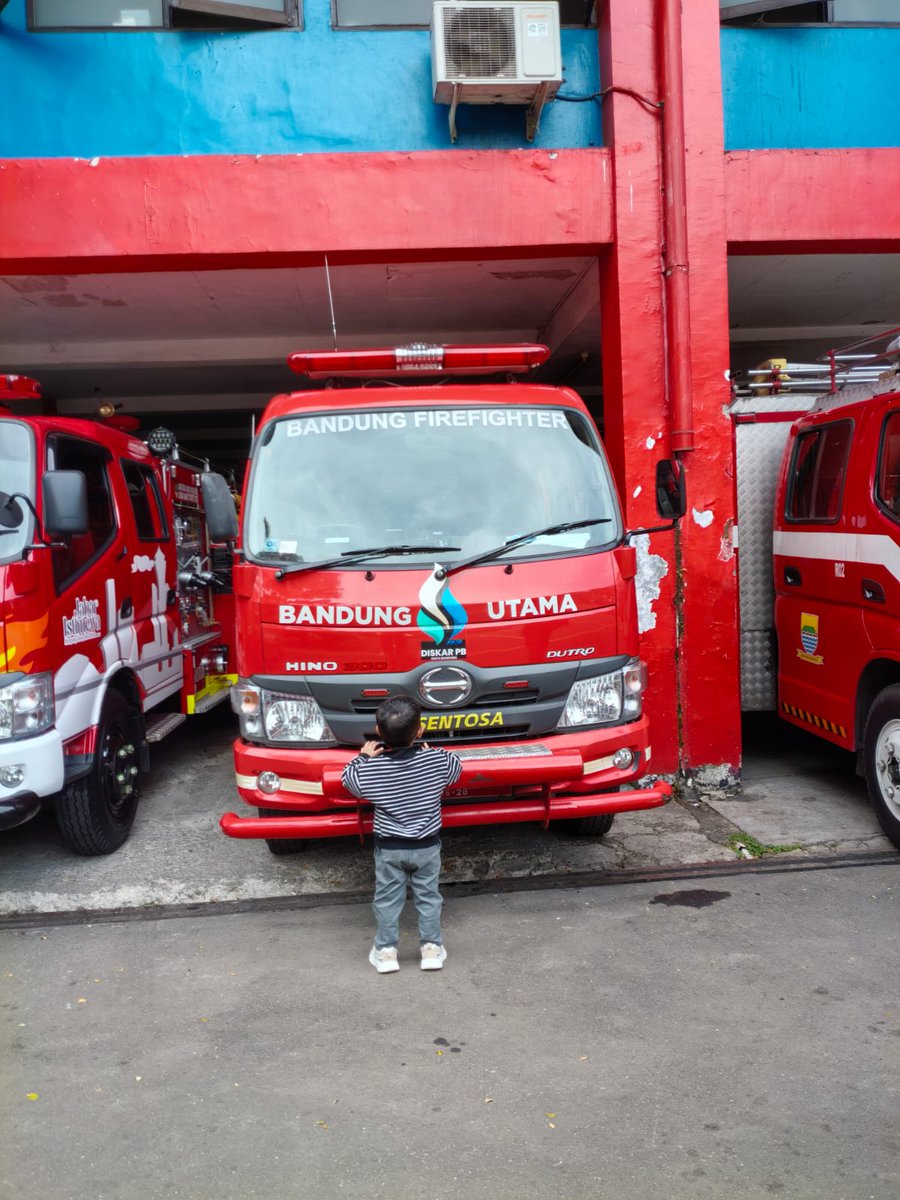 prkdlx's tweet image. Di usia berapa kamu tahu kalau kantor pemadam kebakaran bisa dikunjungi warga sipil?

Siang td ga sengaja lewat kantor damkar. Karena anak suka bgt, jd berhenti sebentar di pinggir jalan.
                                                              
Tiba2 didatengin satpam lalu…
