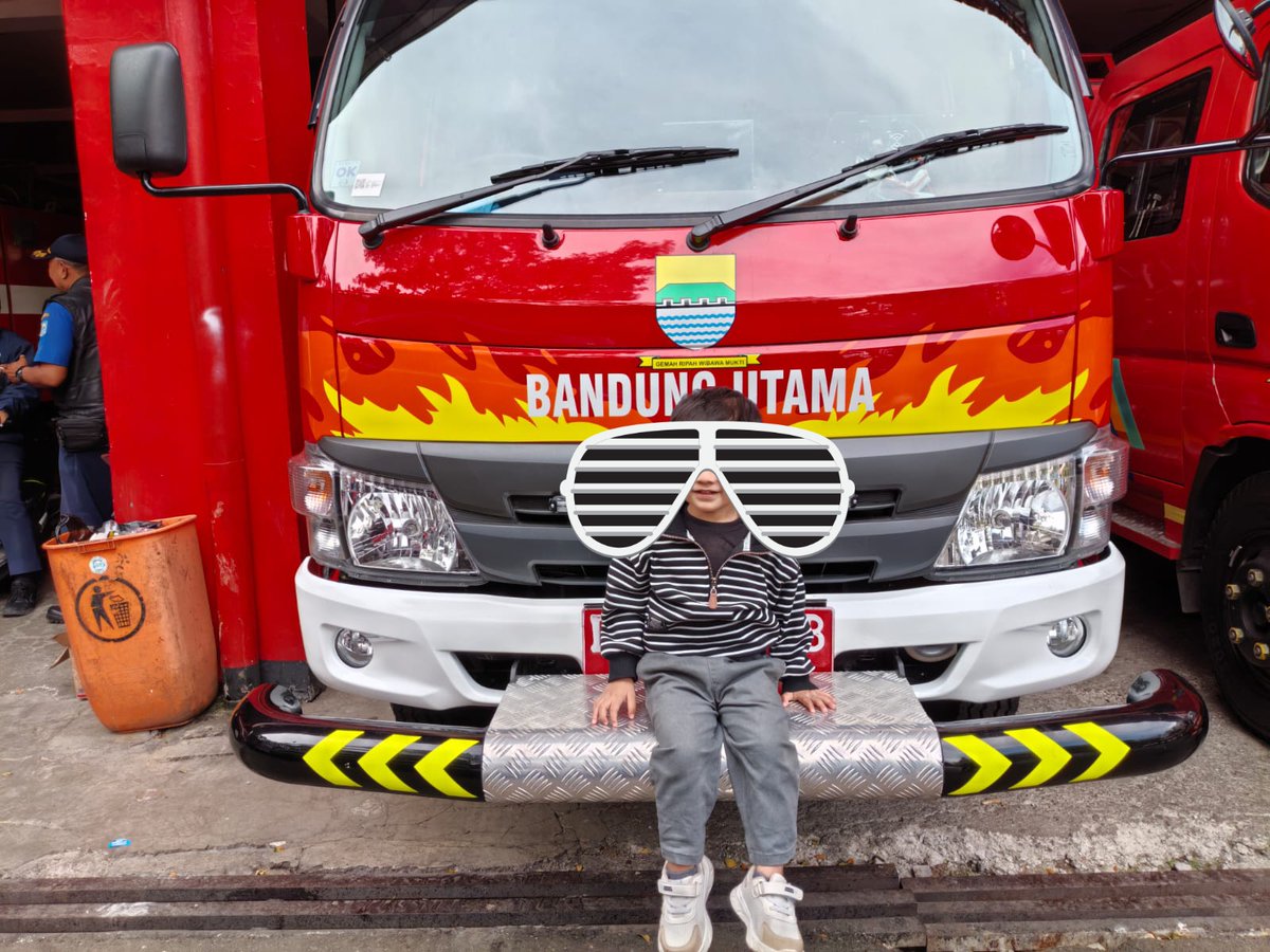 prkdlx's tweet image. Di usia berapa kamu tahu kalau kantor pemadam kebakaran bisa dikunjungi warga sipil?

Siang td ga sengaja lewat kantor damkar. Karena anak suka bgt, jd berhenti sebentar di pinggir jalan.
                                                              
Tiba2 didatengin satpam lalu…