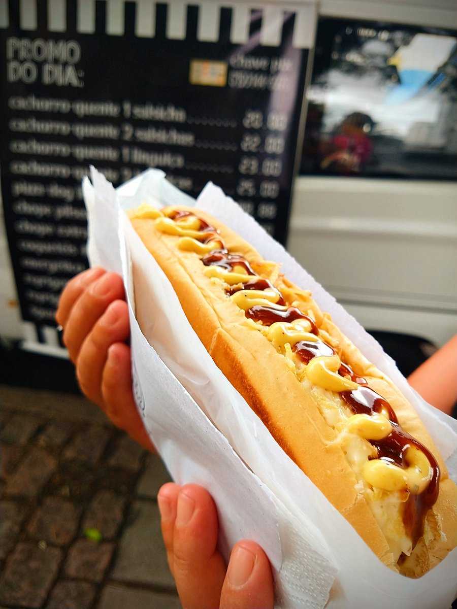 Botechno's tweet image. 🎉 Domingo é dia de Festa de Rua na João Telles esquina Osvaldo Aranha com entrada franca! Hot-dogs estilo anos 90, chopinho artesanal e muito mais. Além de fabulosos brechós, marcas autorais e mais na @feiralamovidaoficial. 
#feiraseeventos #festas #musica #foodtruck #poa