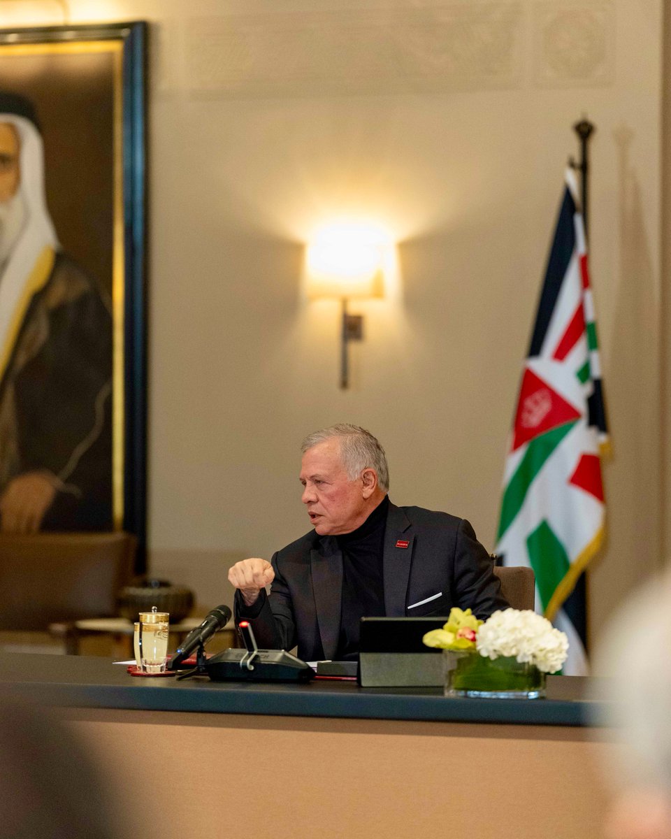 جلالة الملك عبدﷲ الثاني يعيد التأكيد على أن #الأردن يضع مصلحته ومصلحة مواطنيه فوق كل اعتبار، لافتا إلى أن المملكة تعمل من أجل استعادة الاستقرار في المنطقة.